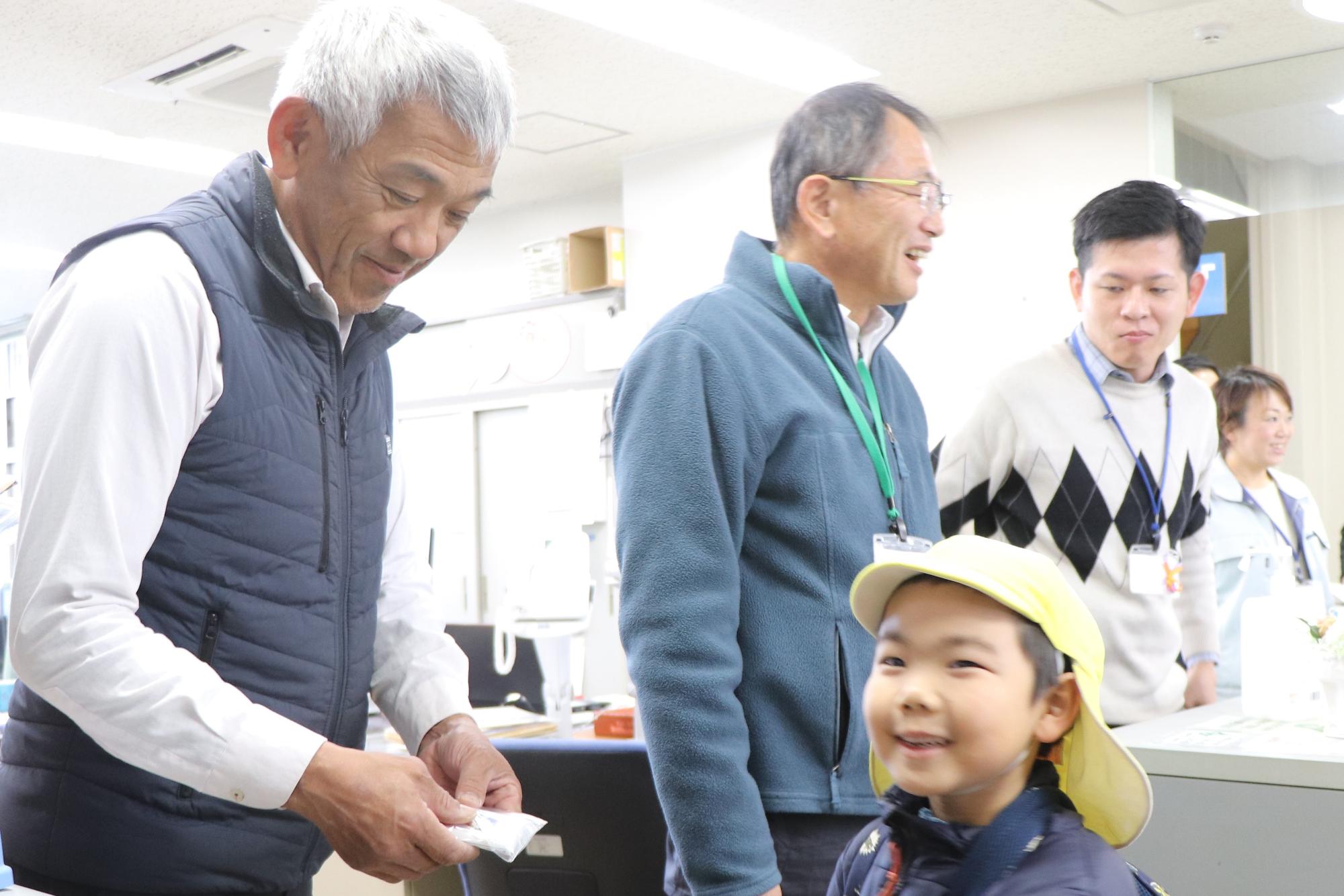 グッズを渡すこども