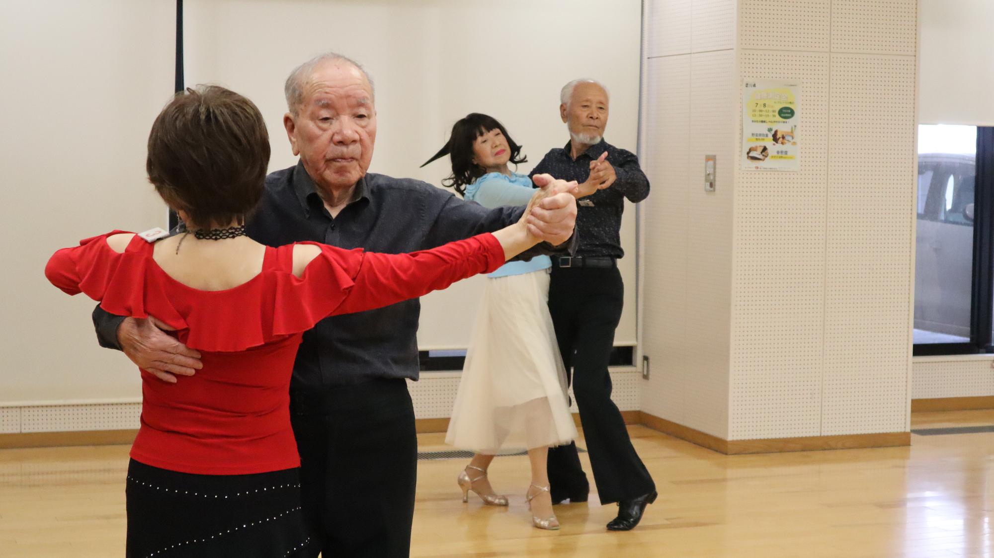 左から2番目の男性は93歳