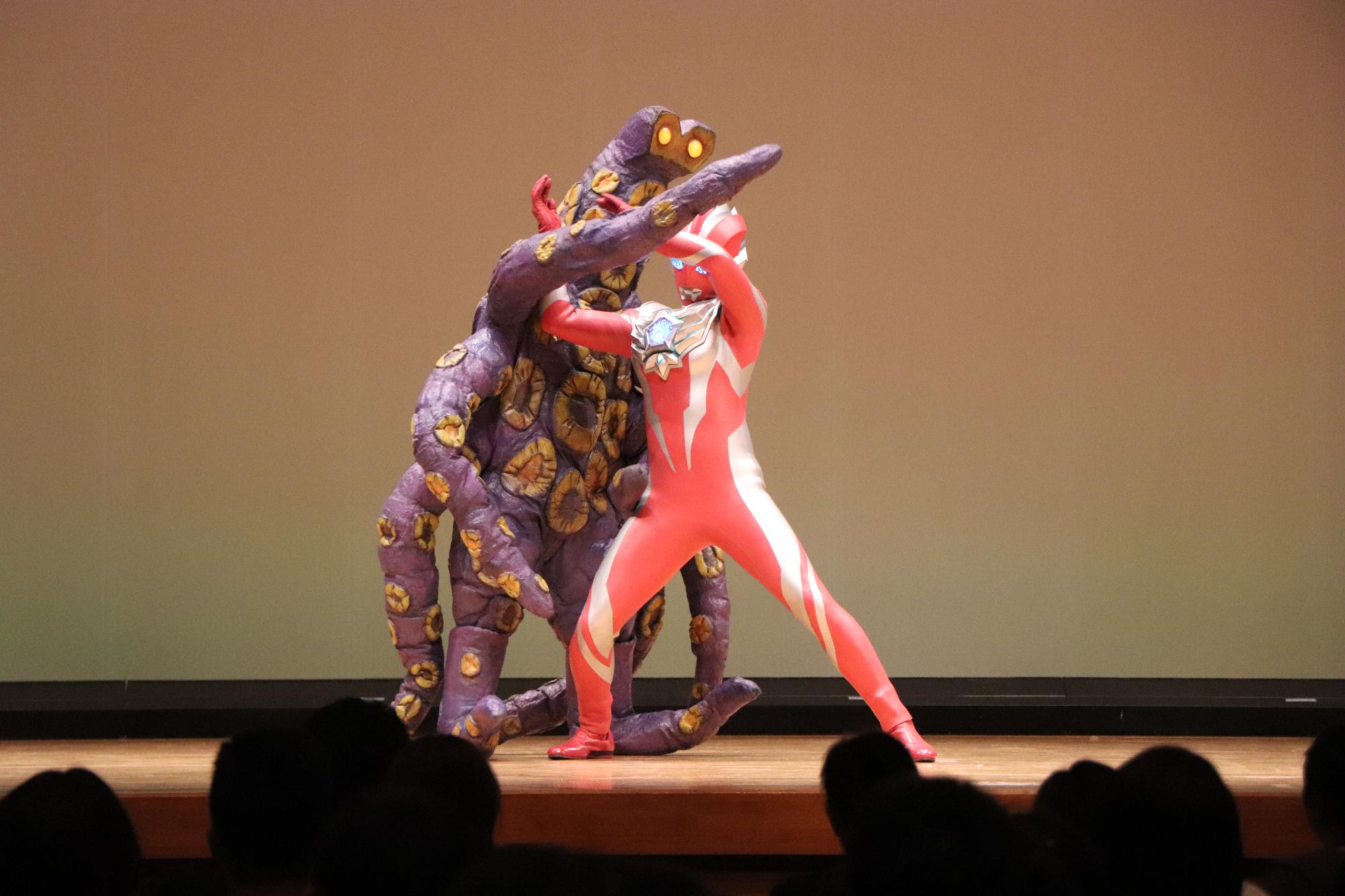 投げようとするウルトラマン1