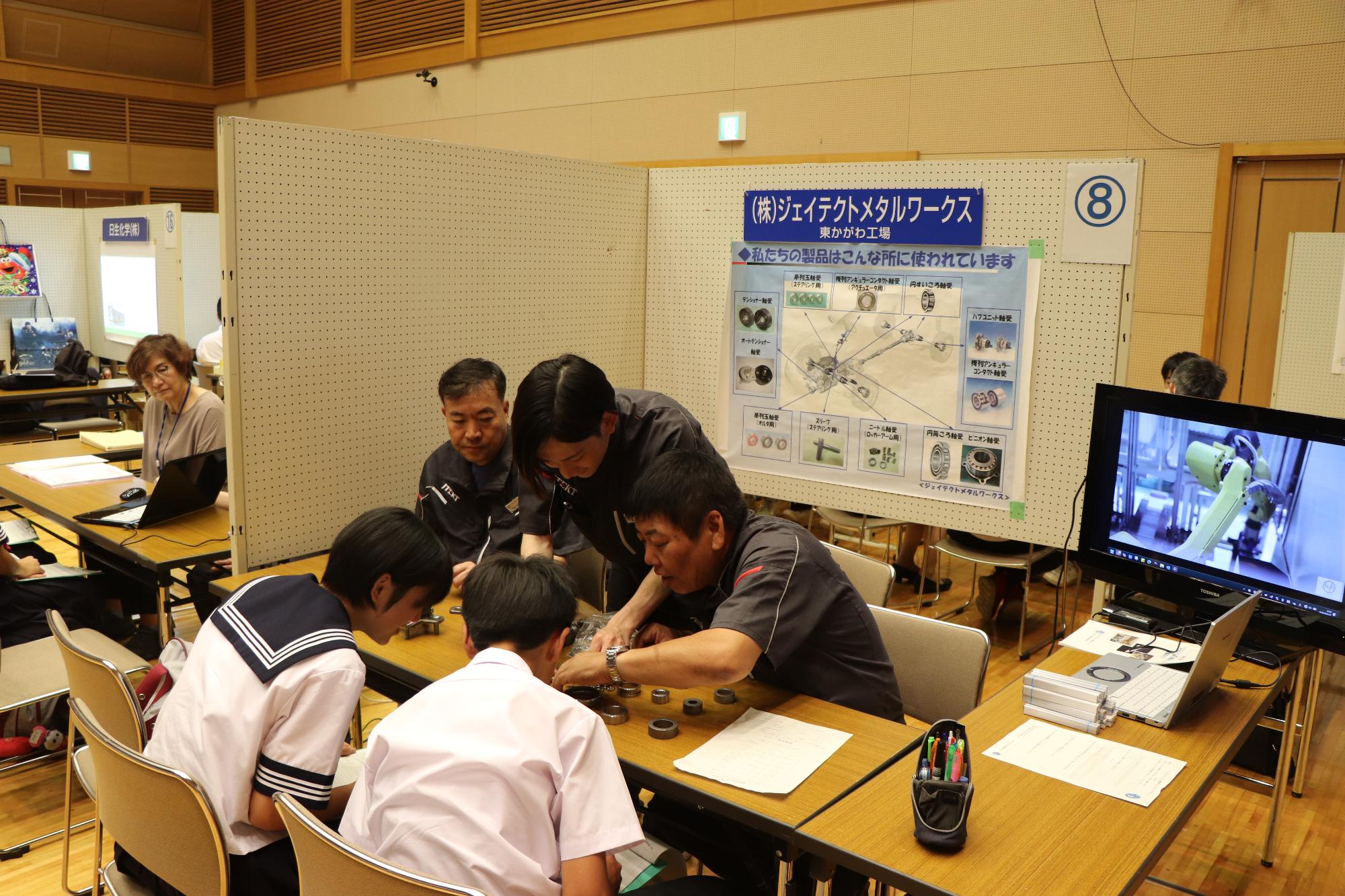 製品の実物に触れる様子1