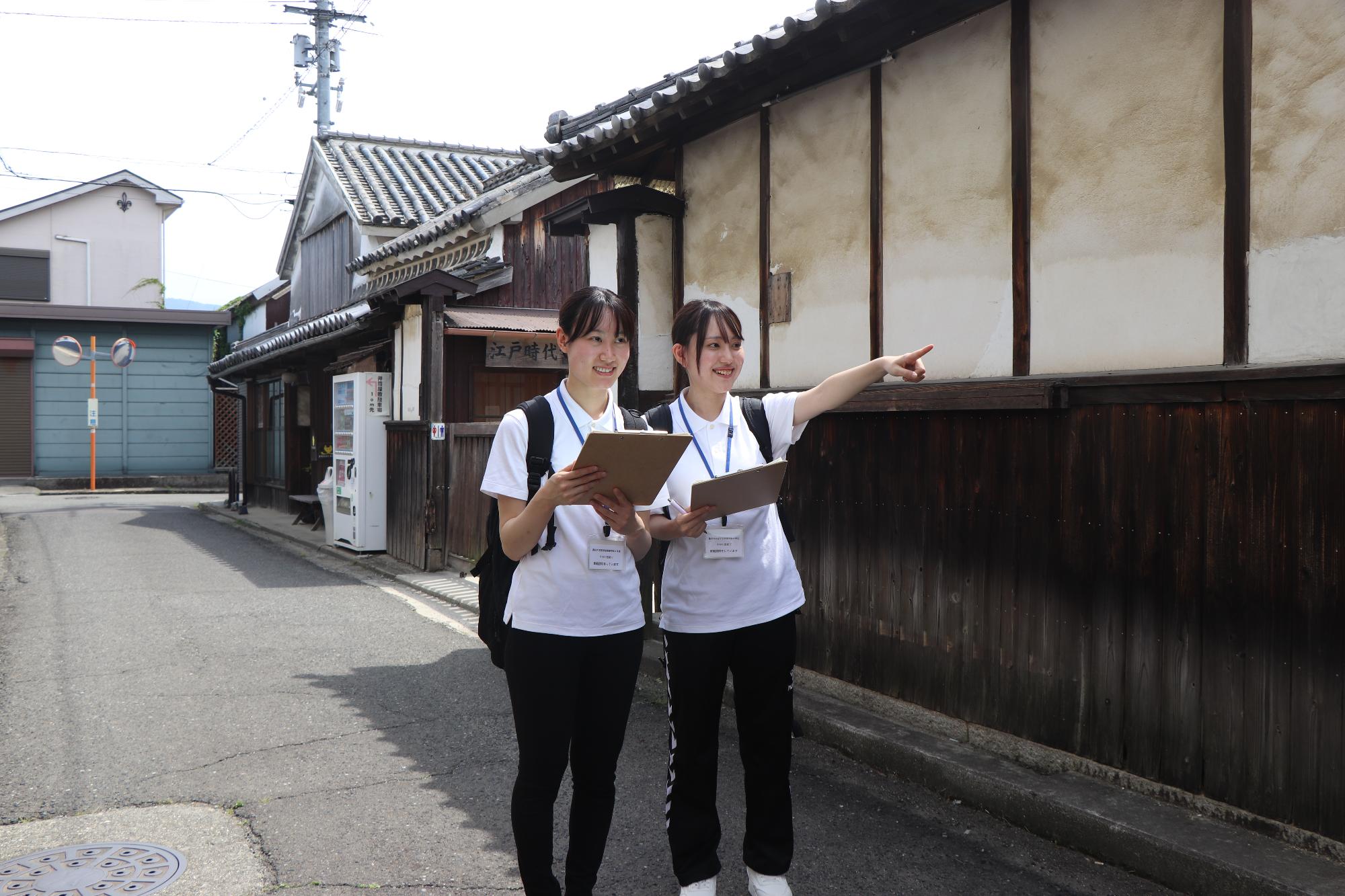 町なみを歩く生徒3