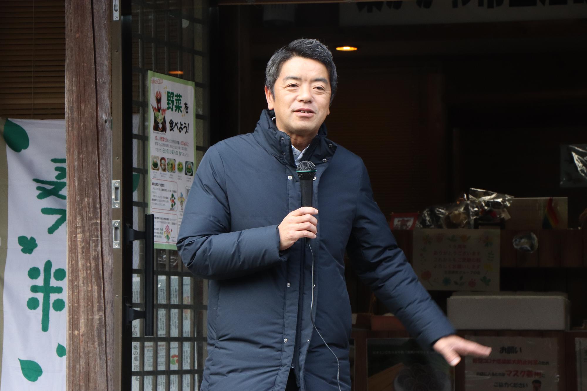 あいさつする市長