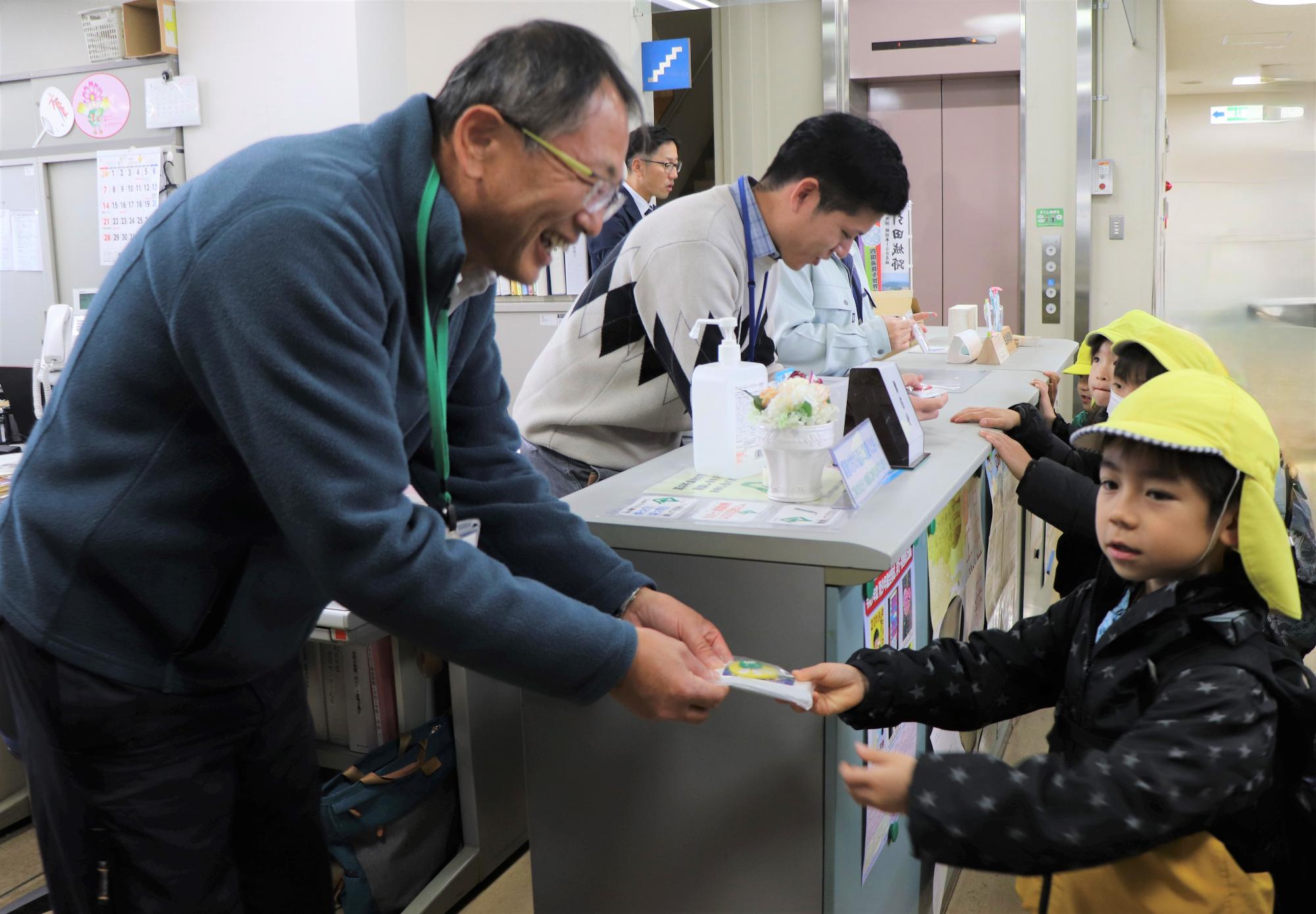 グッズを渡す子ども2