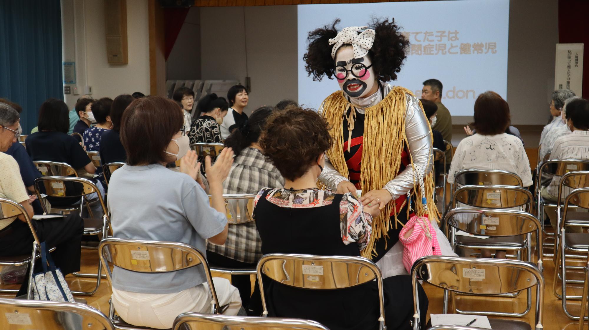 蓬郷さんと触れ合うみなさん