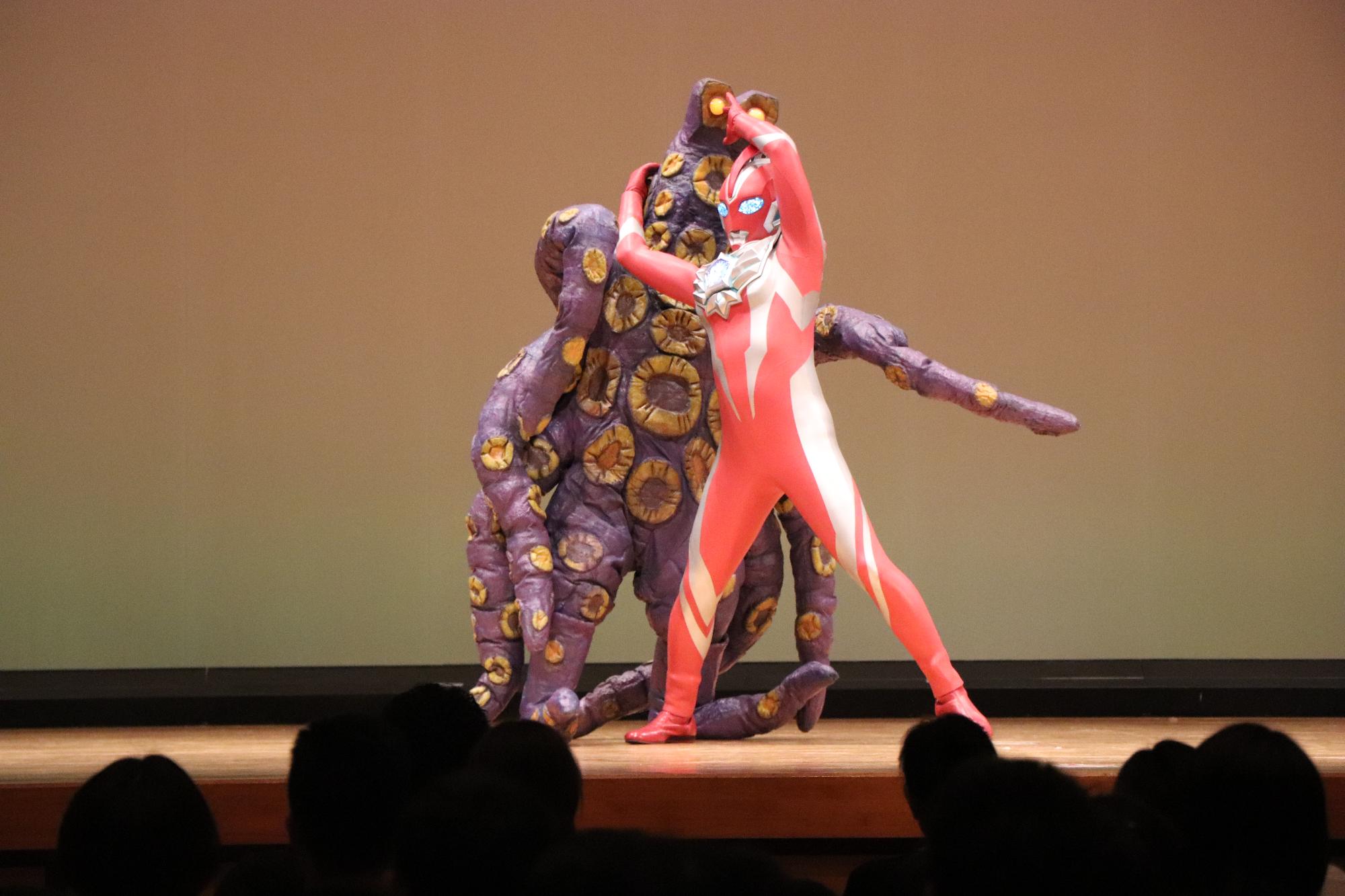 投げようとするウルトラマン2