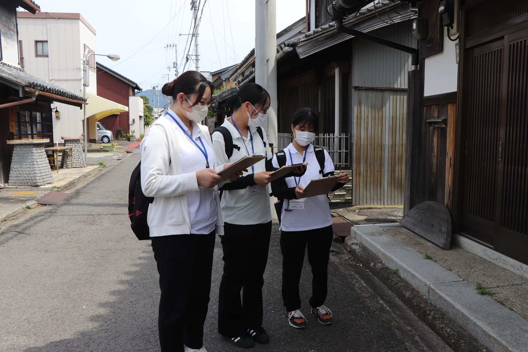 町なみを探索中2