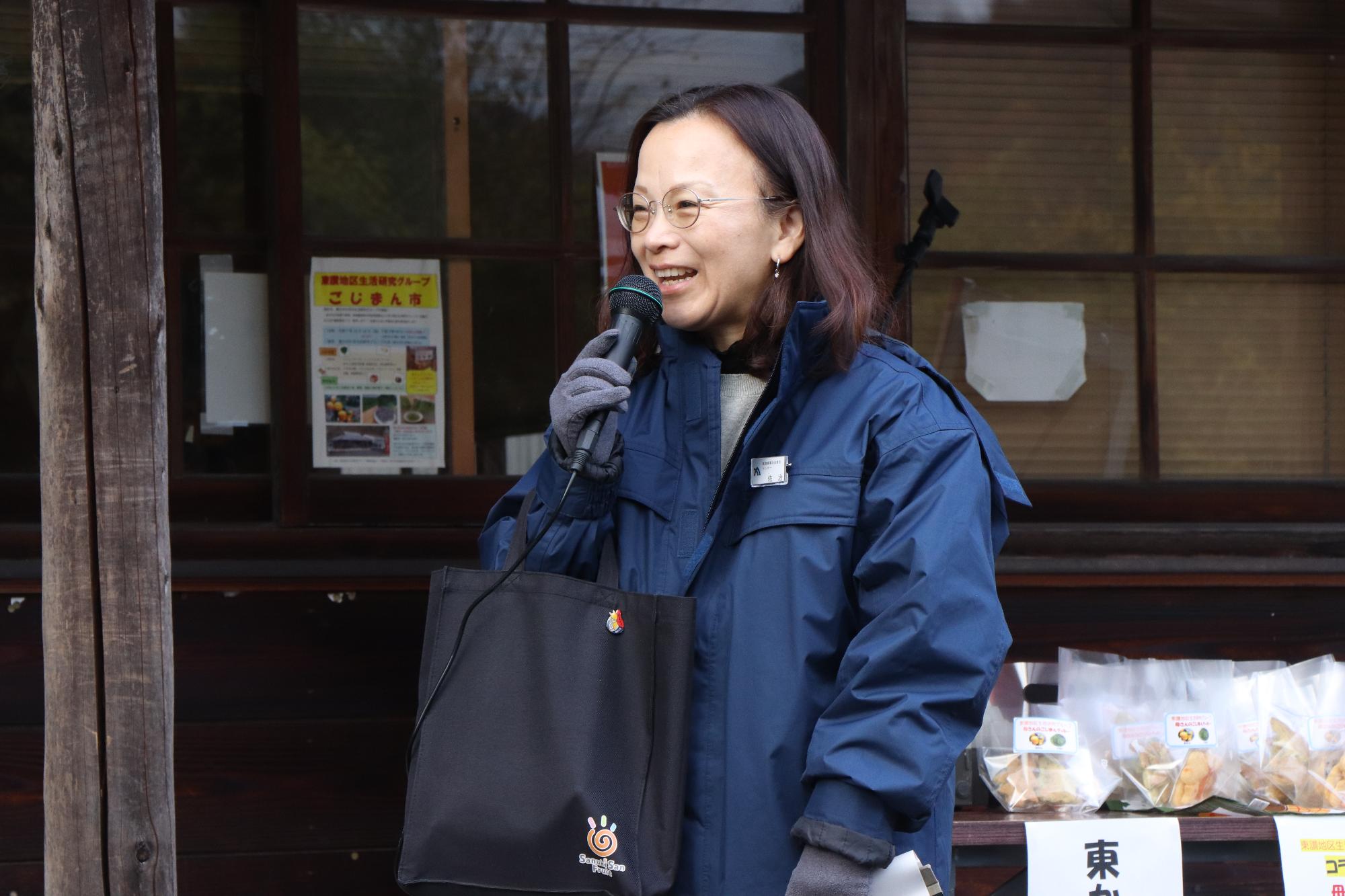 あいさつする普及センター長