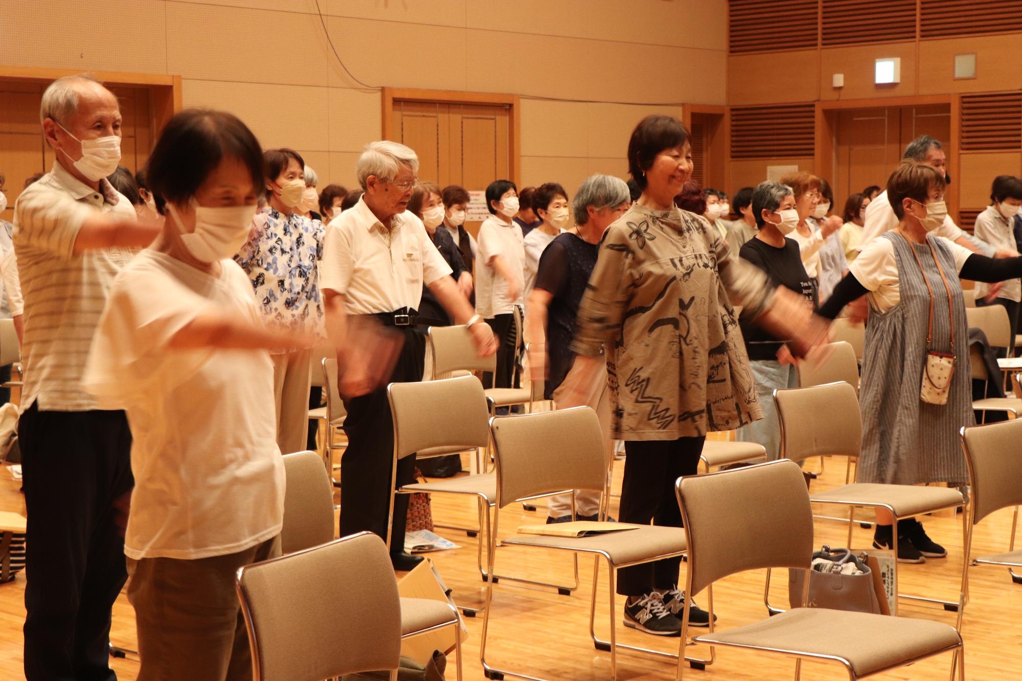 立ち上がって腕を振る体操