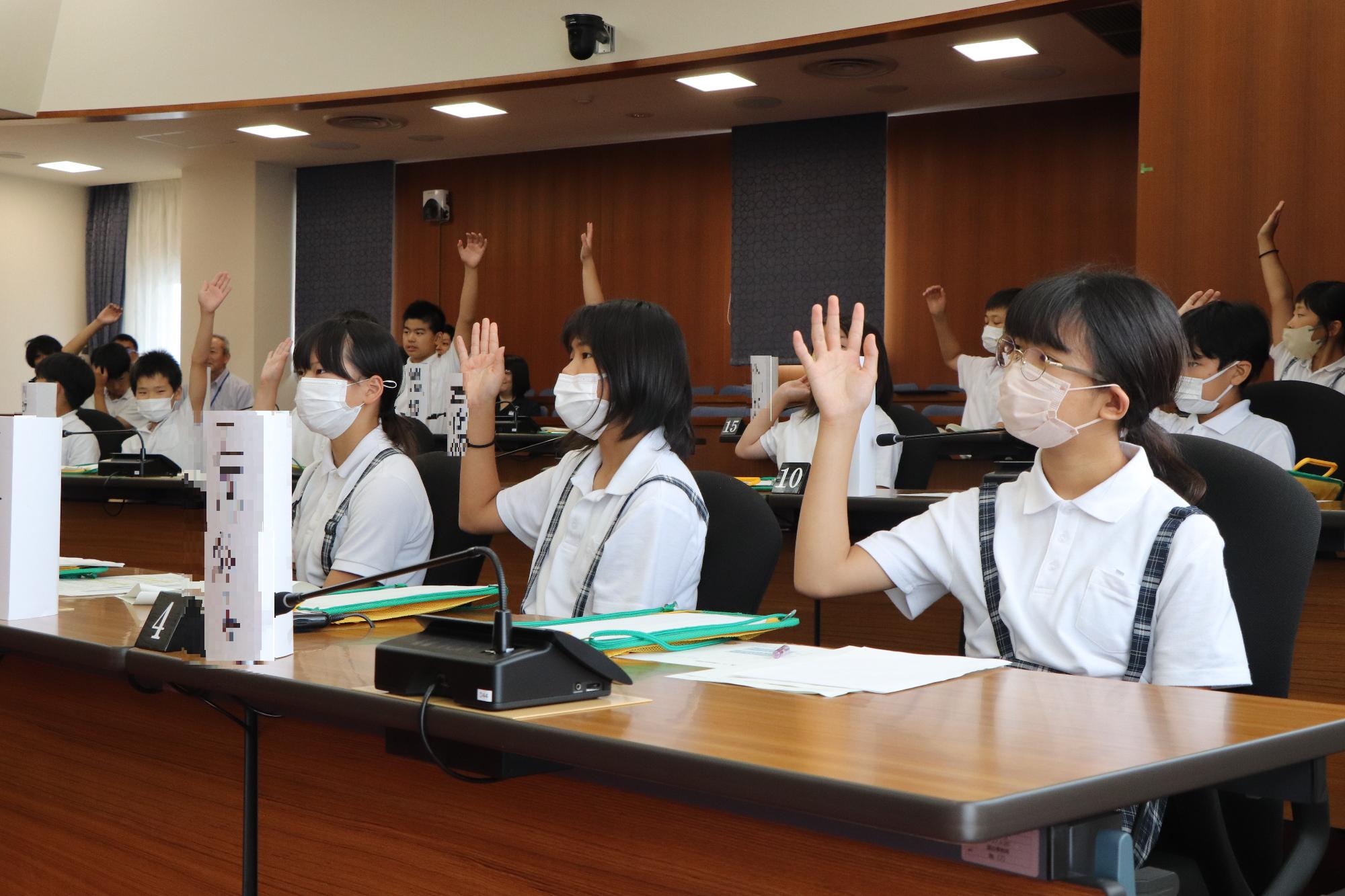 議員からの質問に答える児童