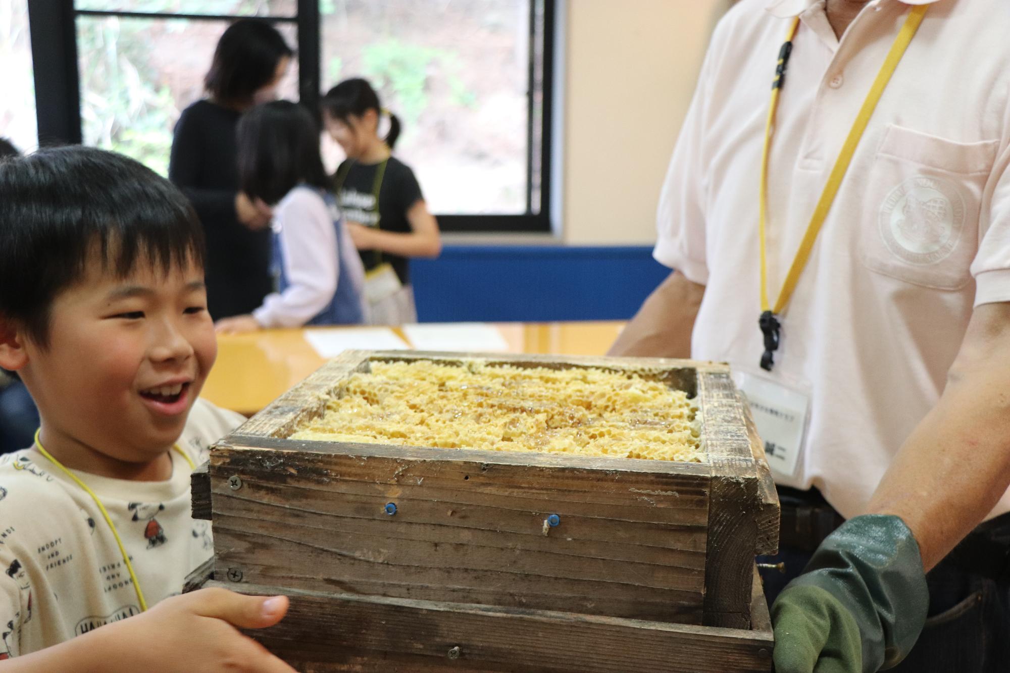 巣箱を持つ子ども