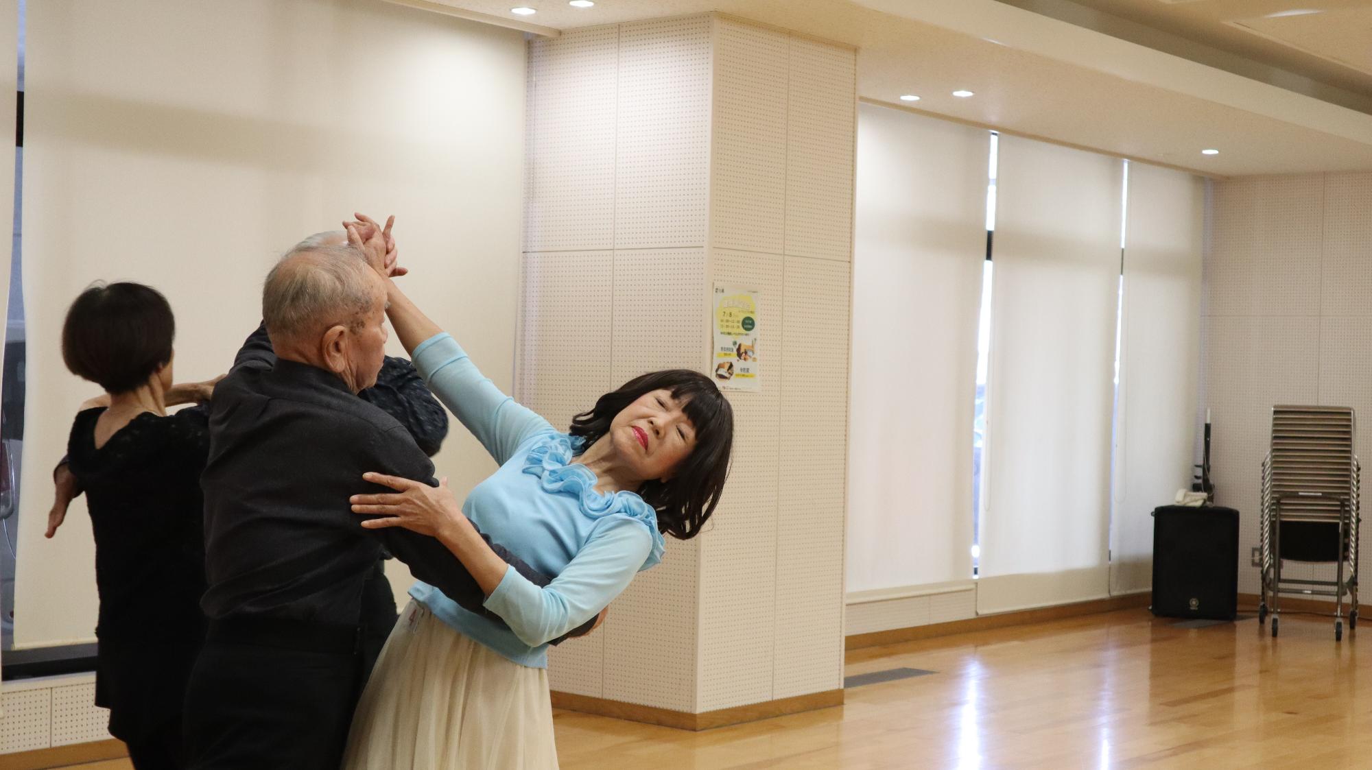 ドレスで踊る