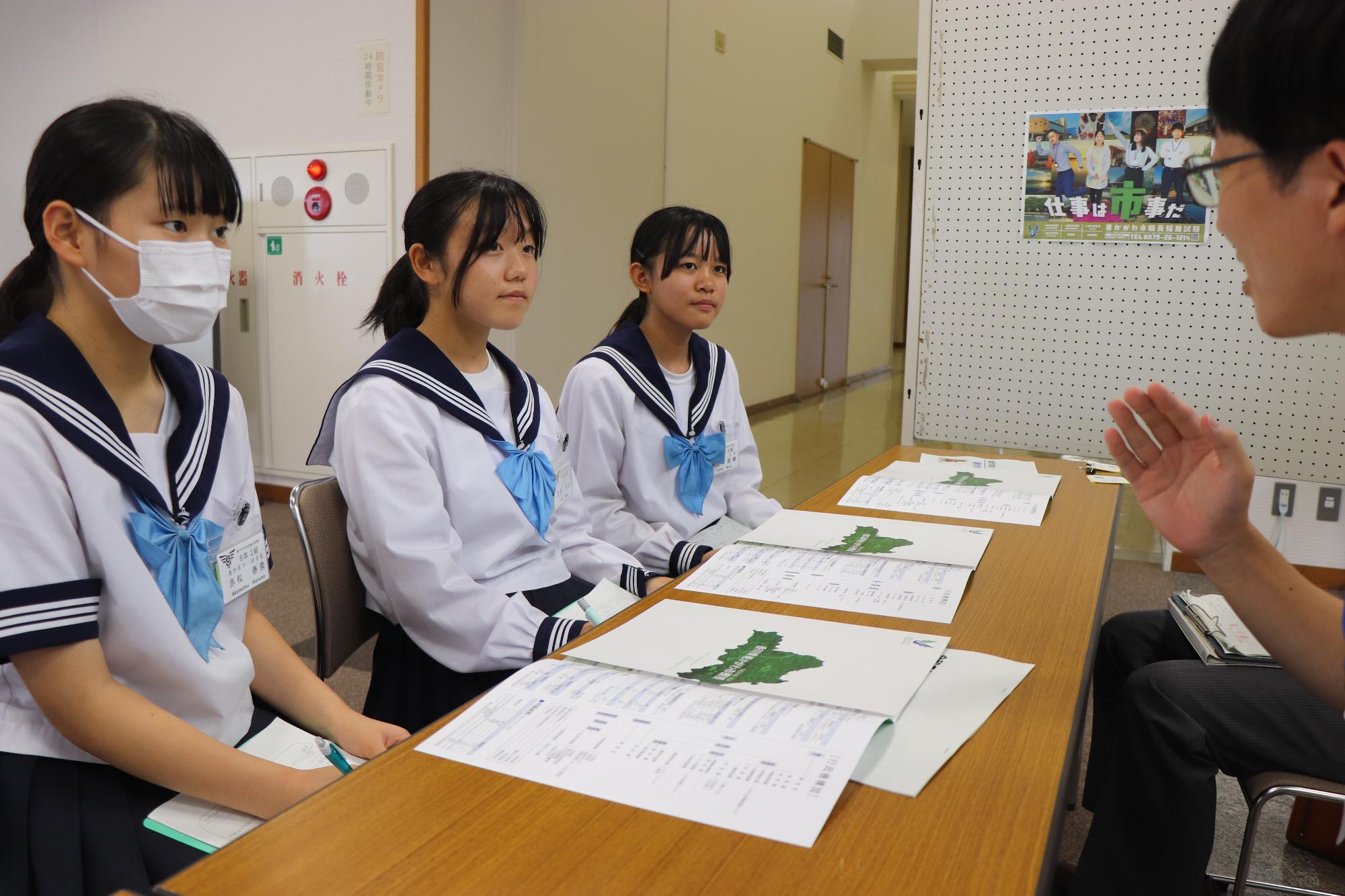 熱心に話をする様子2