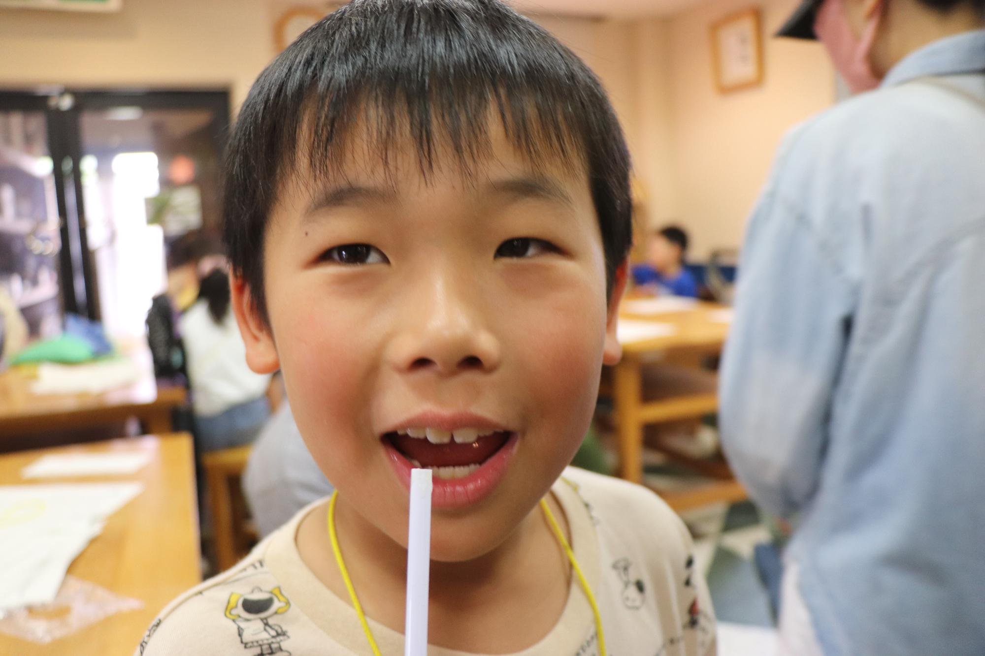 味見をする子ども