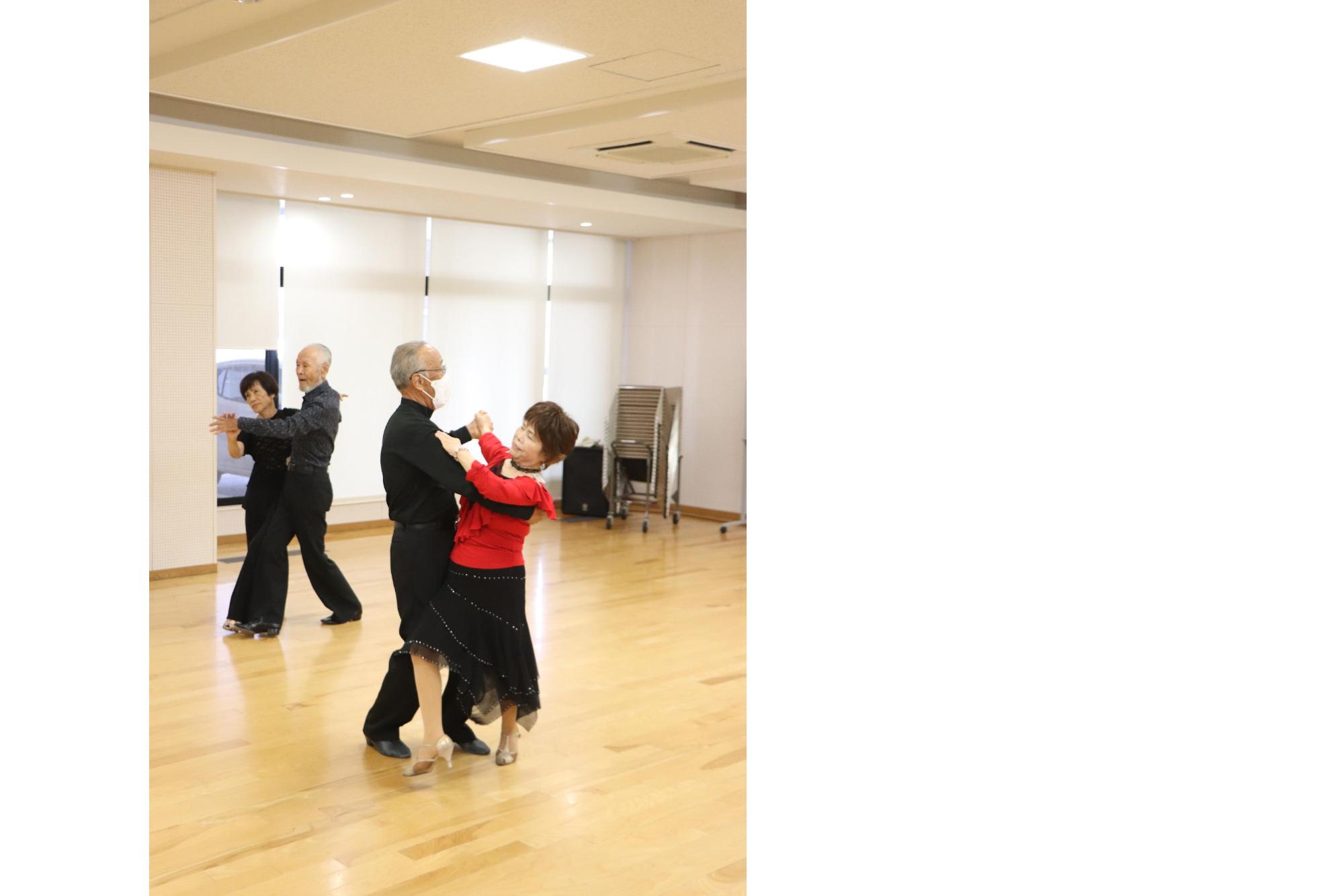 ドレスに着替え踊る