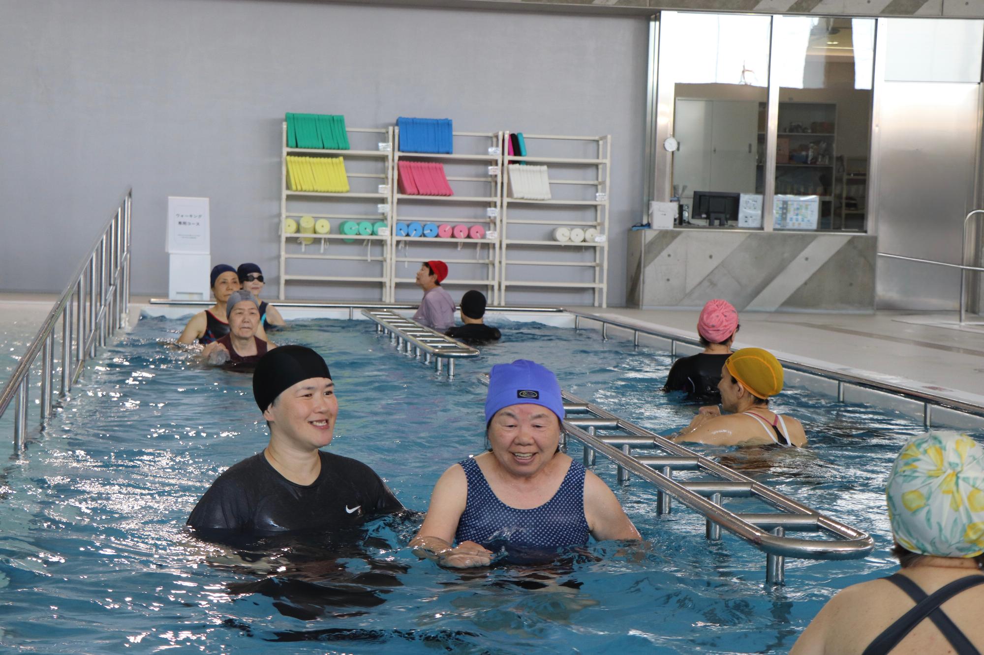 楽しそうに水中ウォーキング