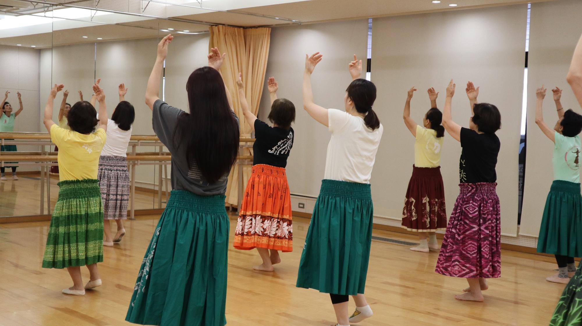 腕を上げて踊るみなさん