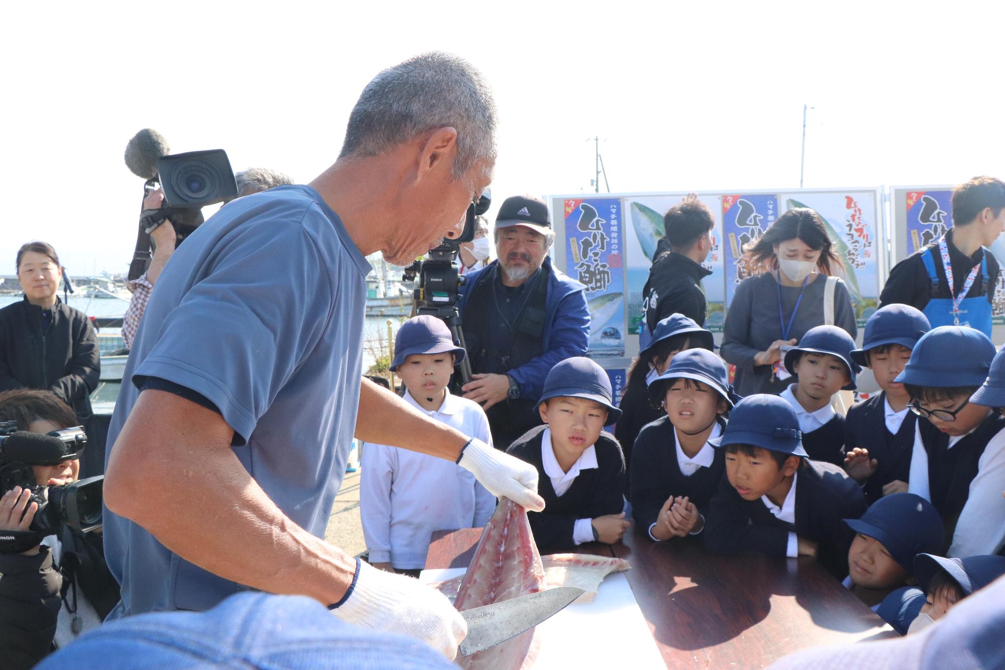 鰤をさばく様子