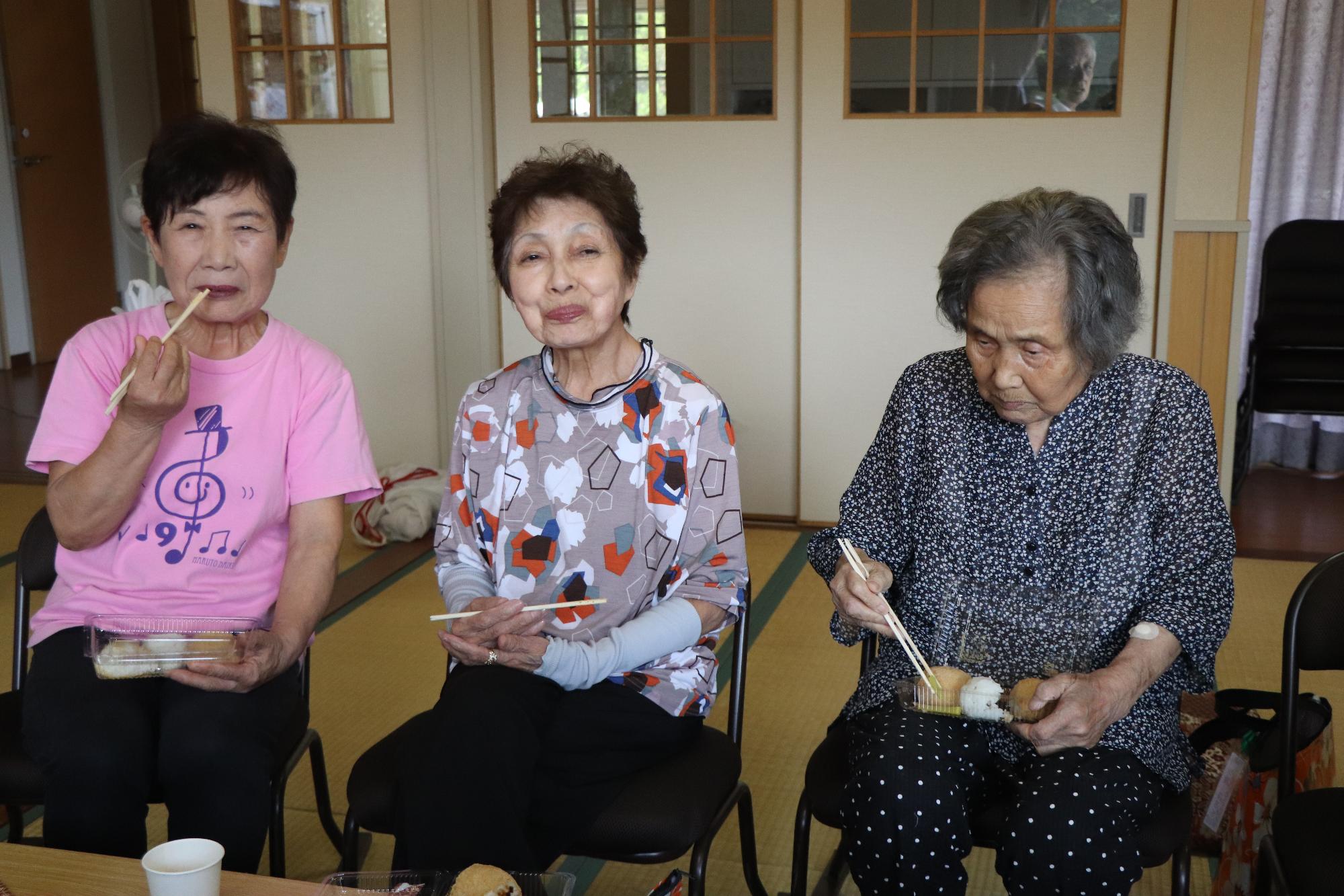 水主米を食べる様子2