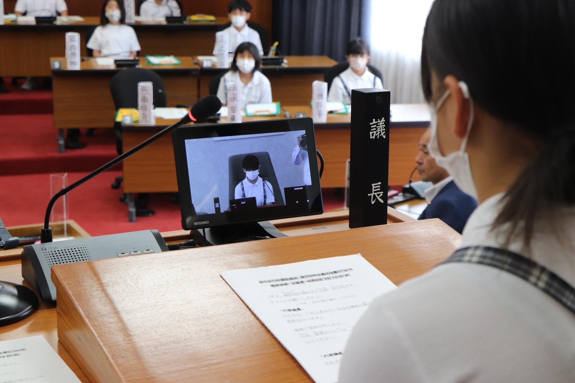 議員体験をする児童