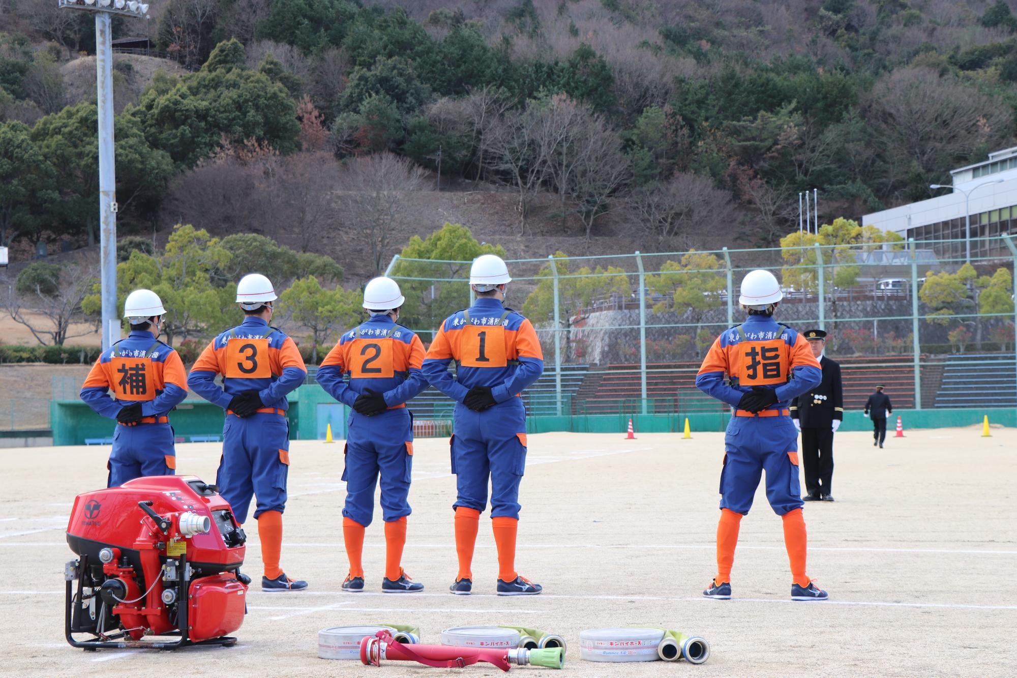 操法大会優秀賞の団員による小型ポンプ操法1