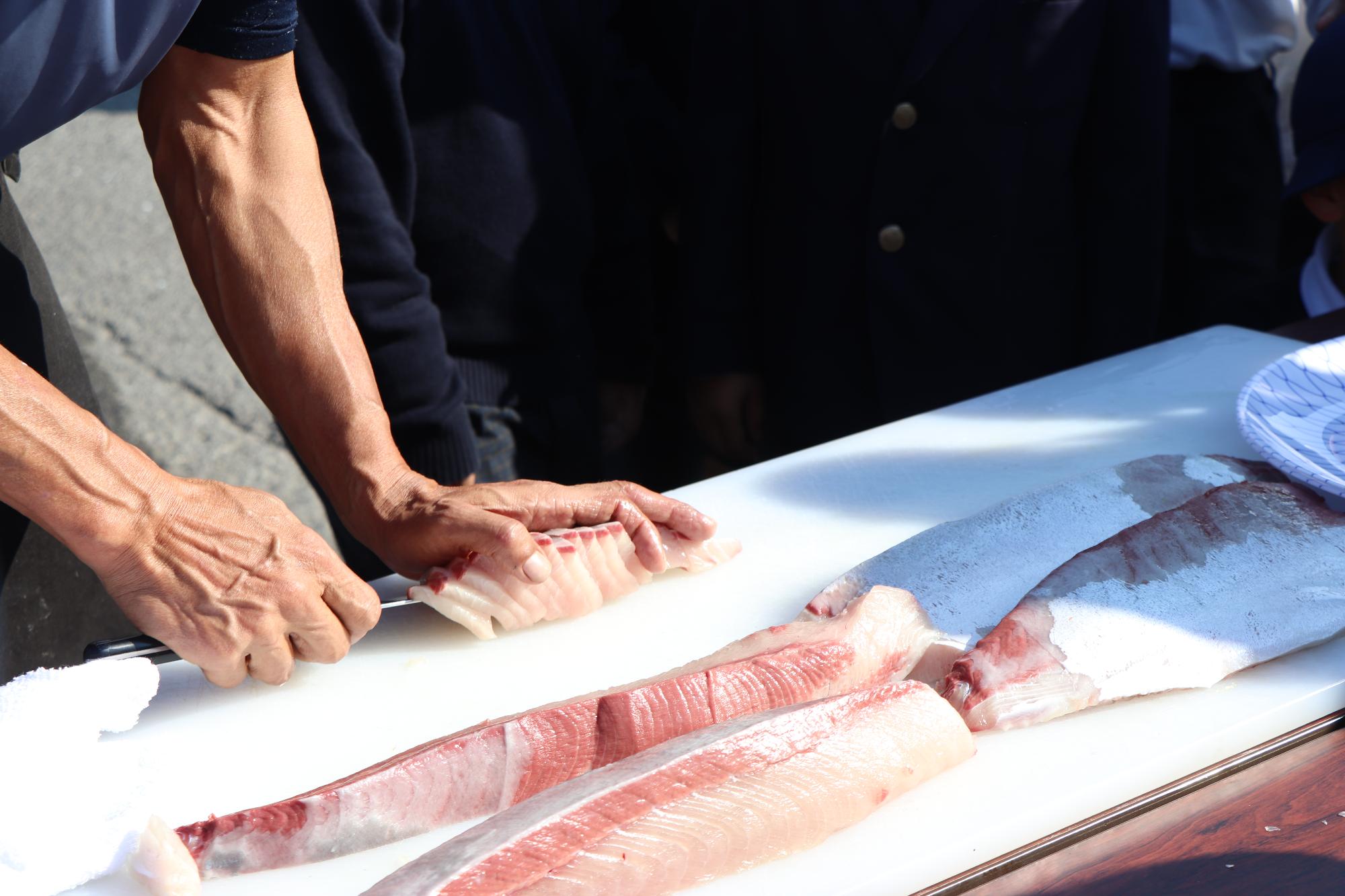 鰤をさばく様子2