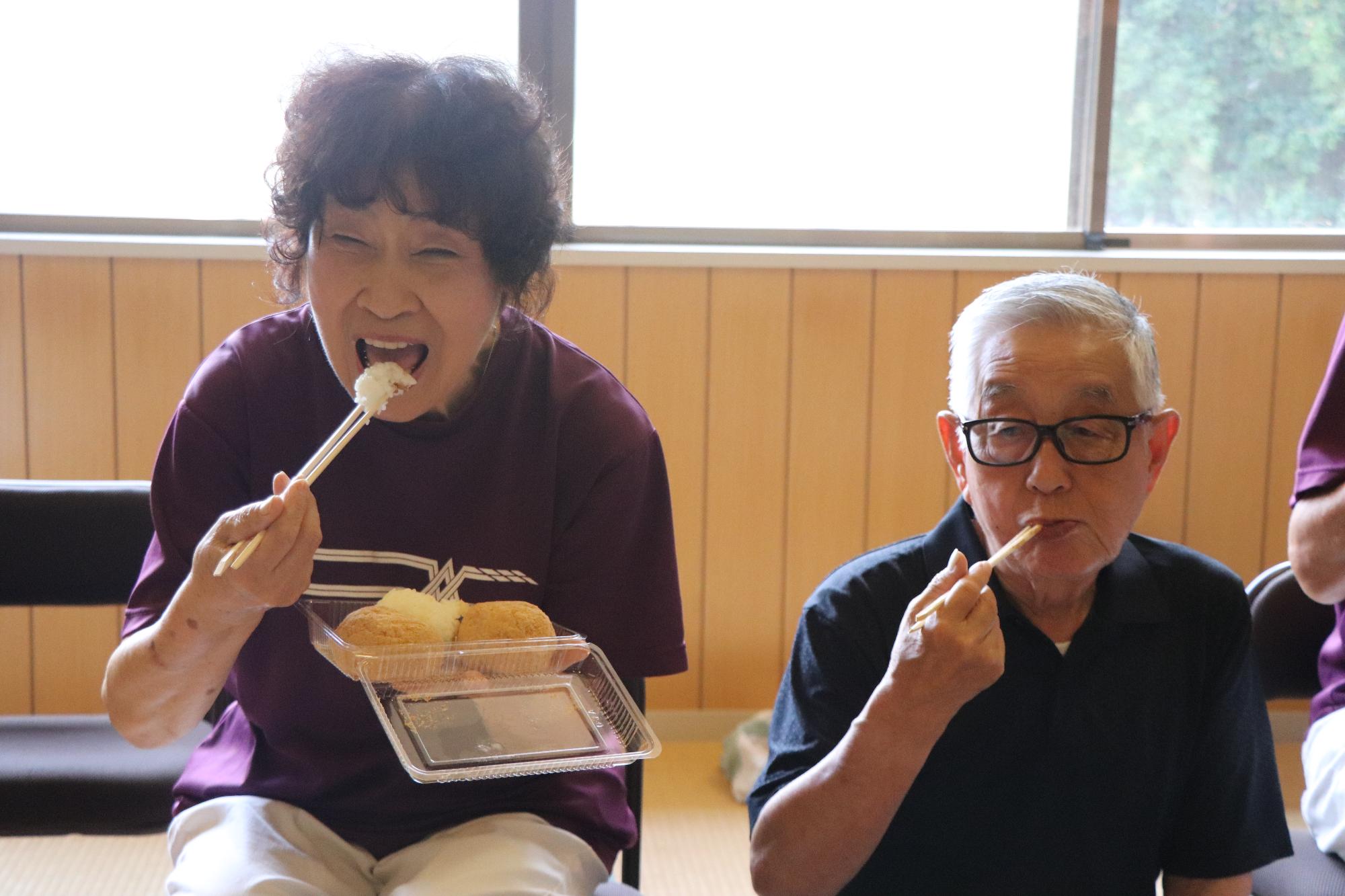 水主米を食べる様子3