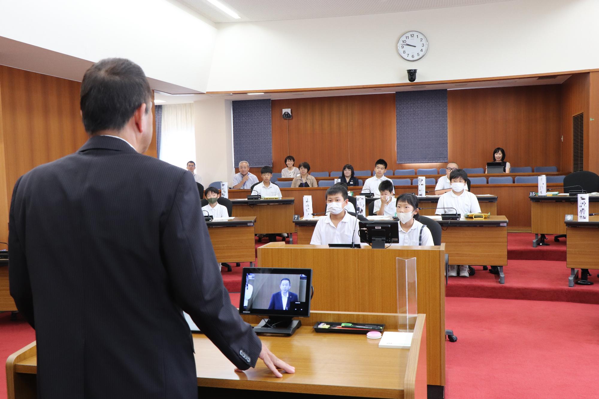 議員体験をする児童