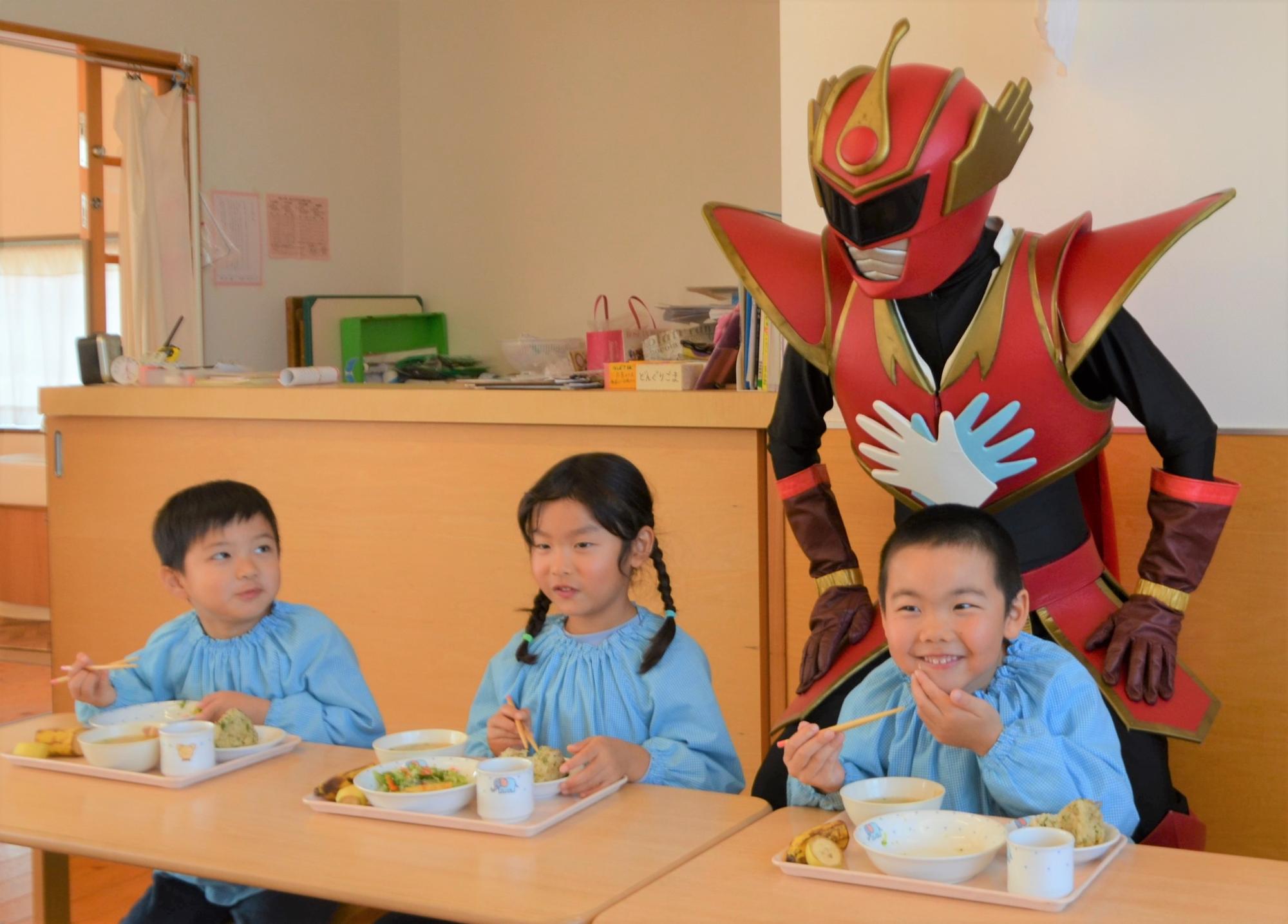 パセリを食べる子ども