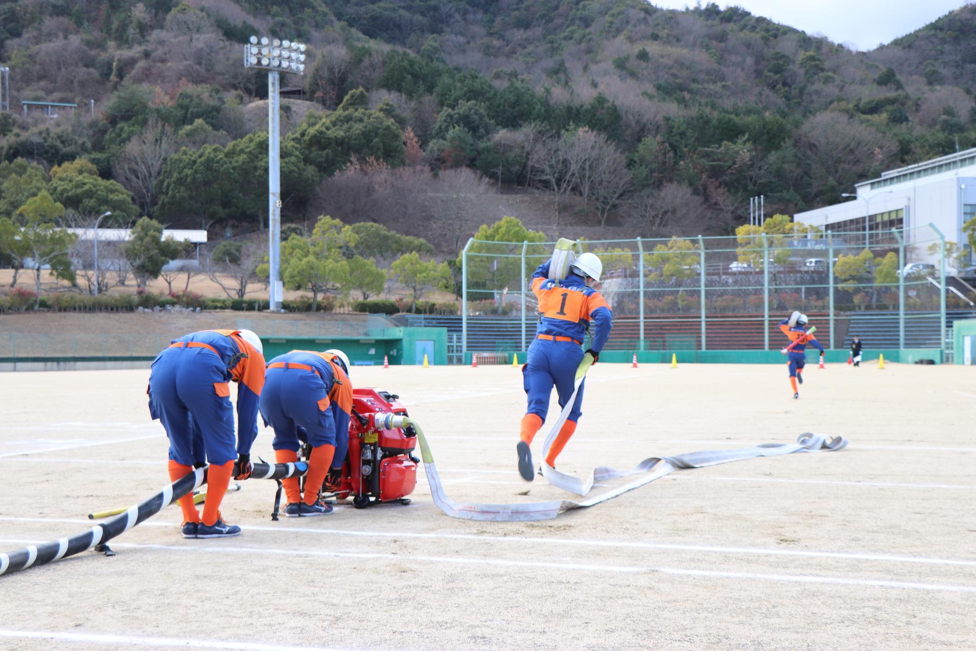 操法大会優秀賞の団員による小型ポンプ操法2