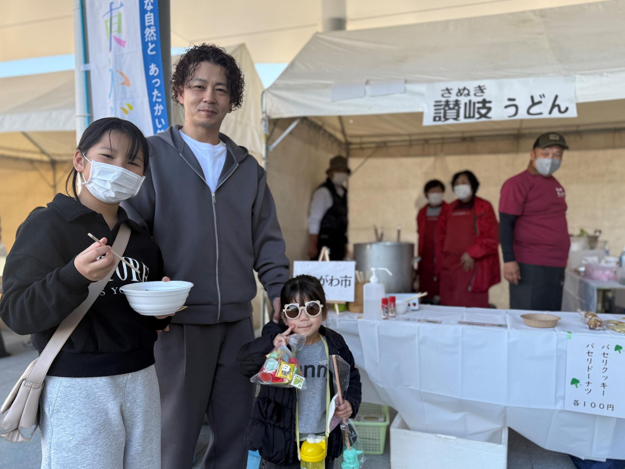 うどんを食べる子ども
