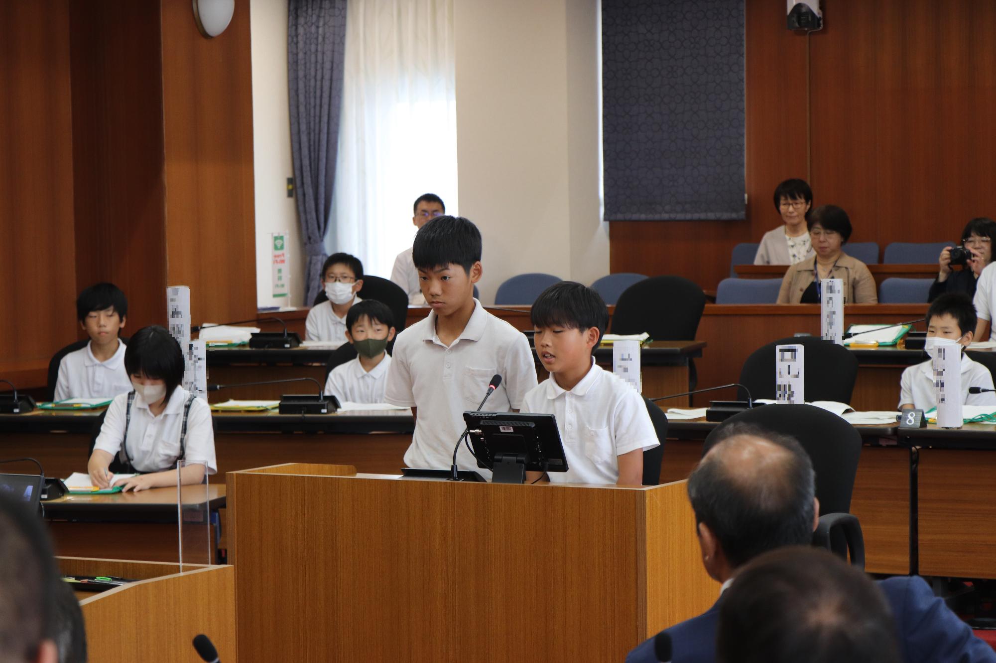 議員体験をする児童