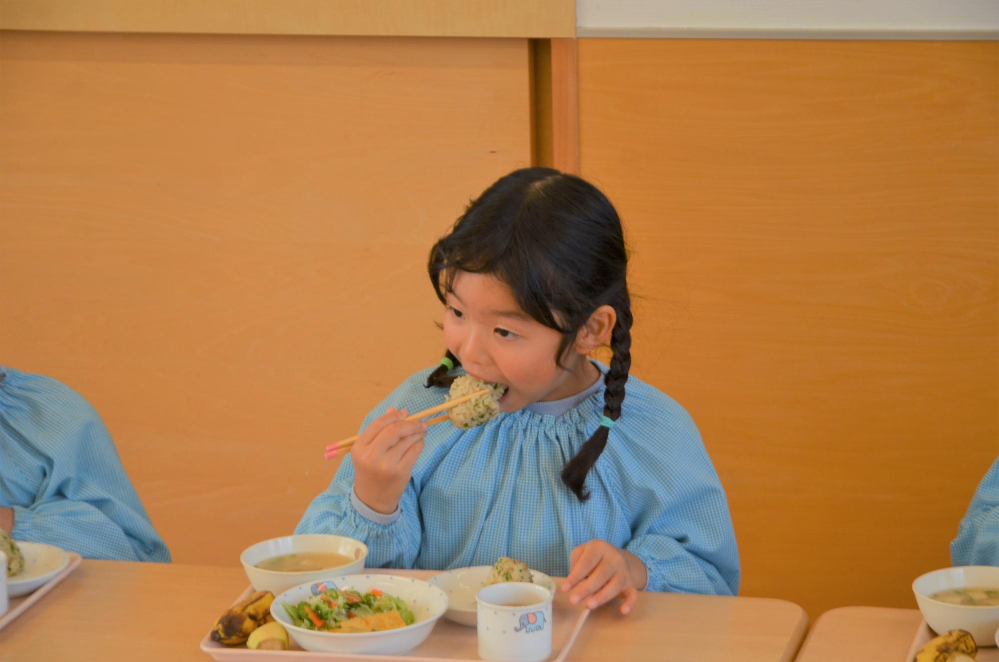 パセリを食べる子ども2