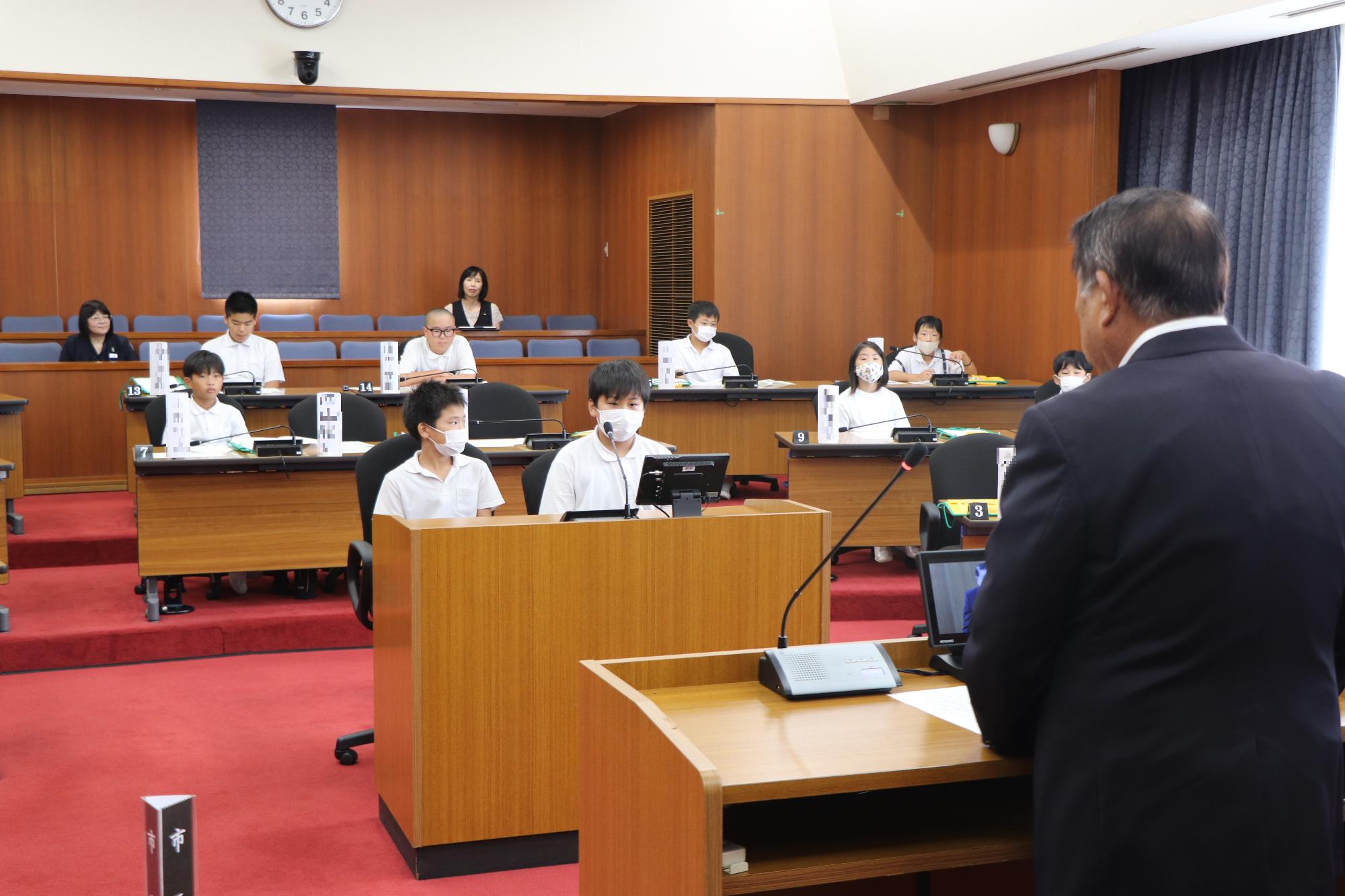 議員体験をする児童