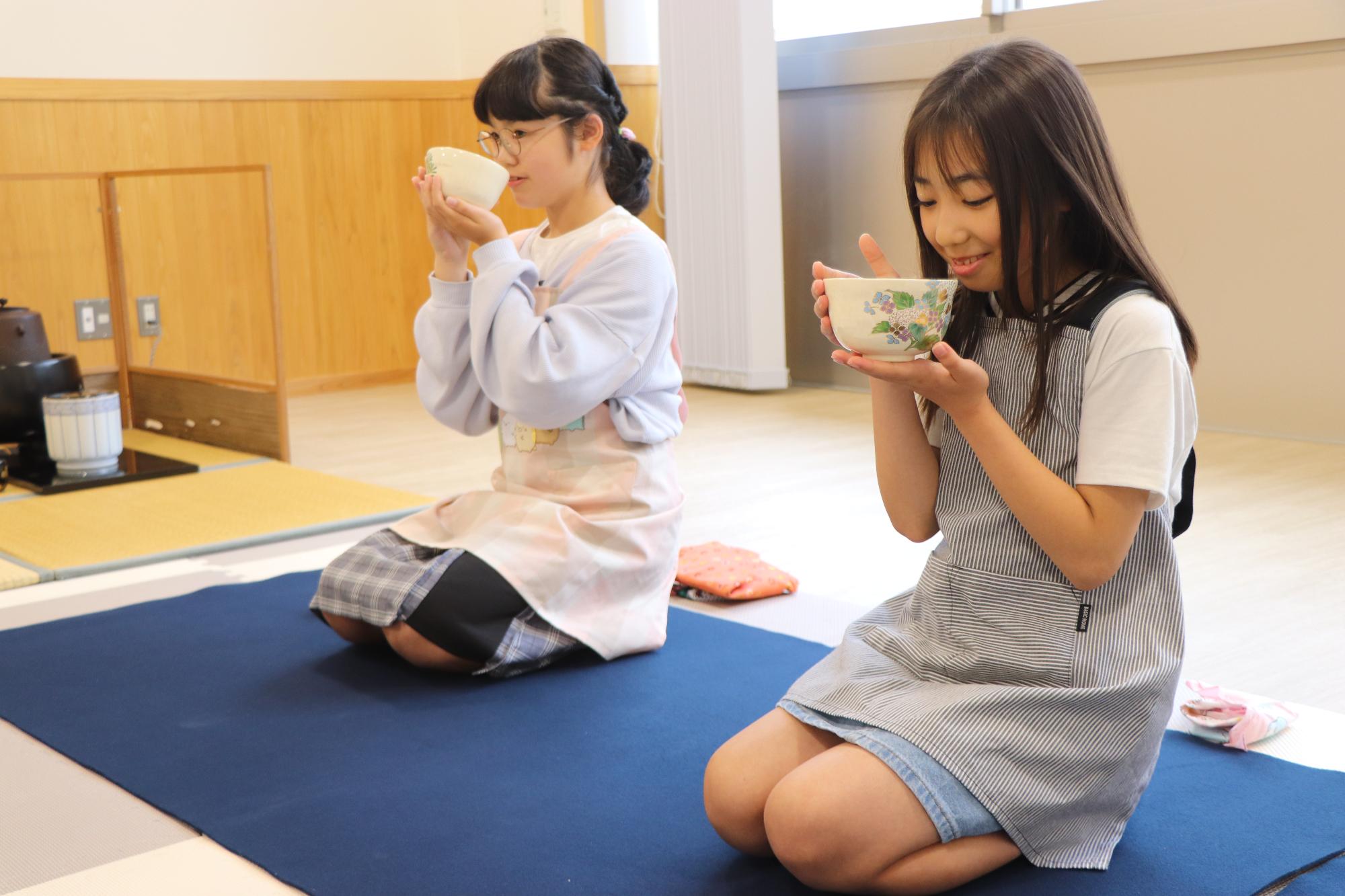 上手にお茶を飲む様子