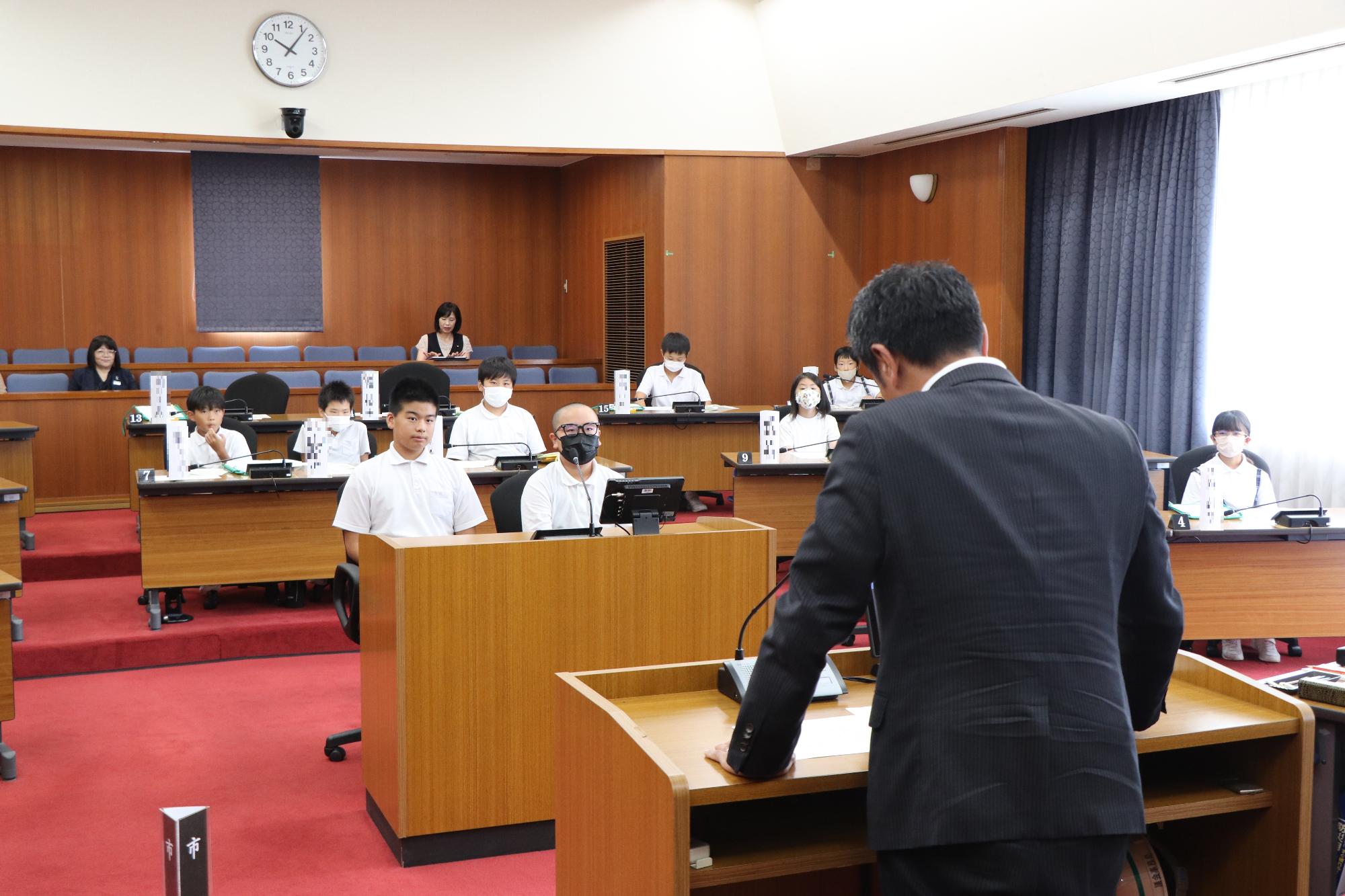 議員体験をする児童