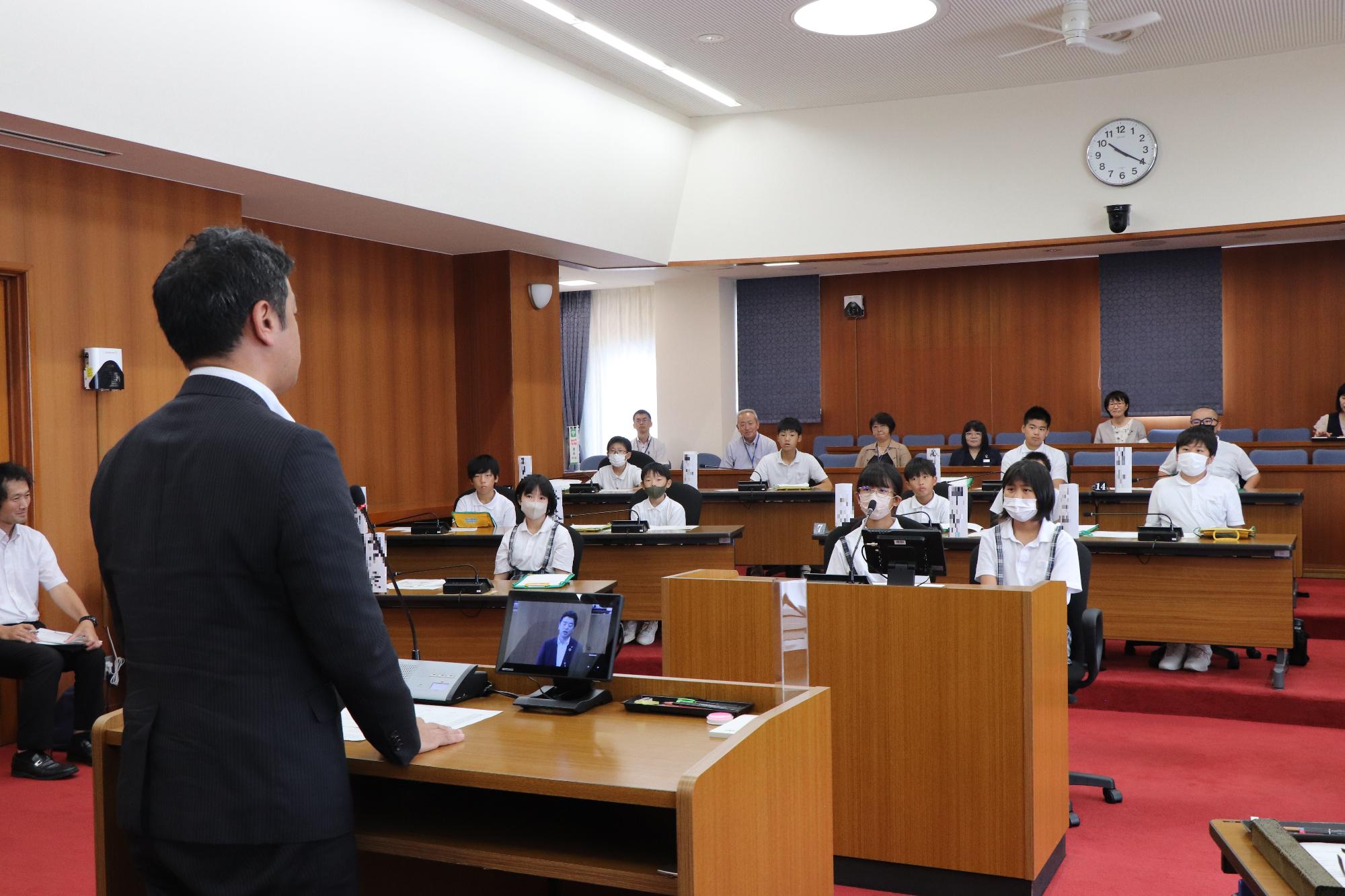 議員体験をする児童