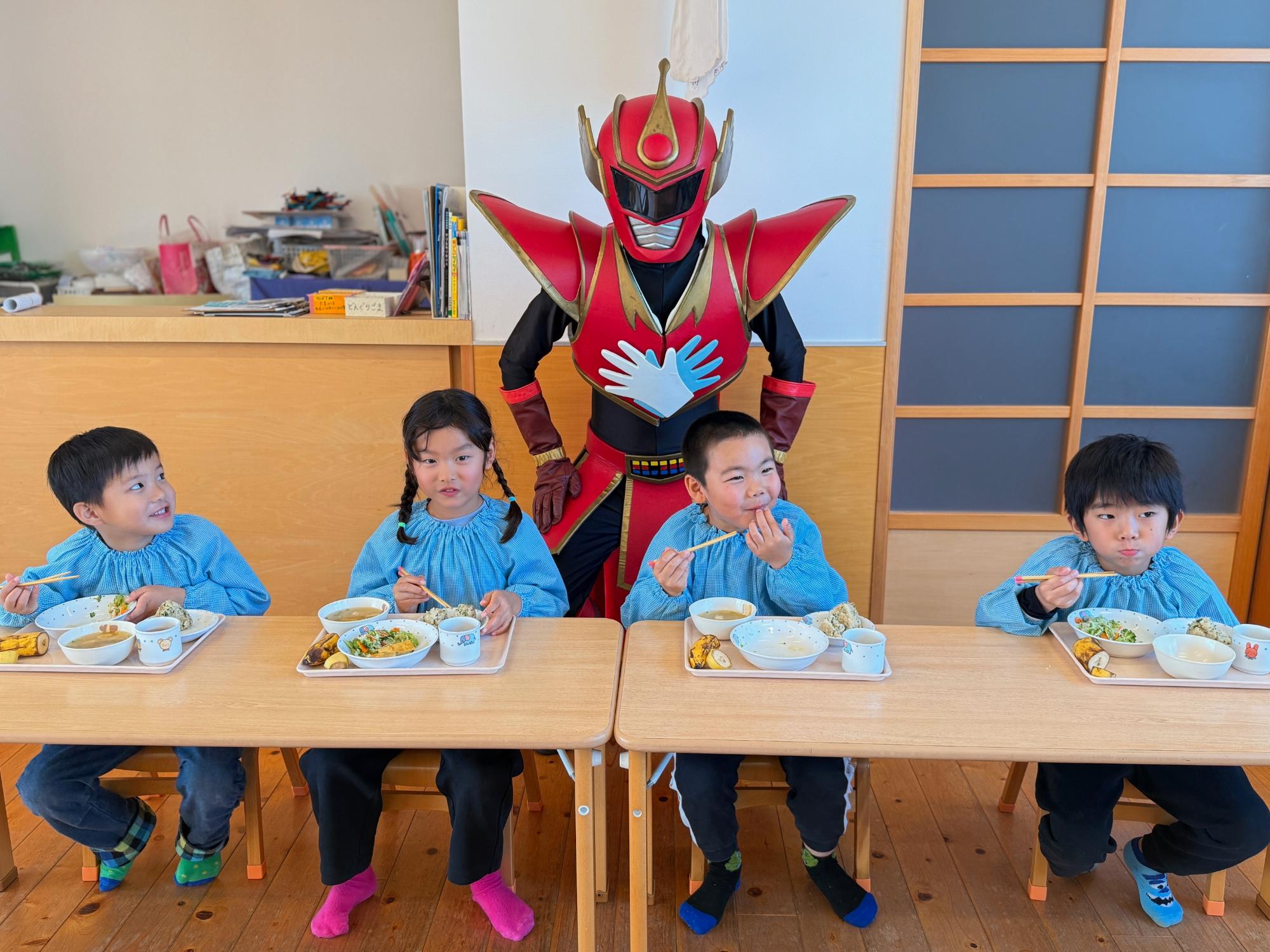 てぶくろマンと記念撮影