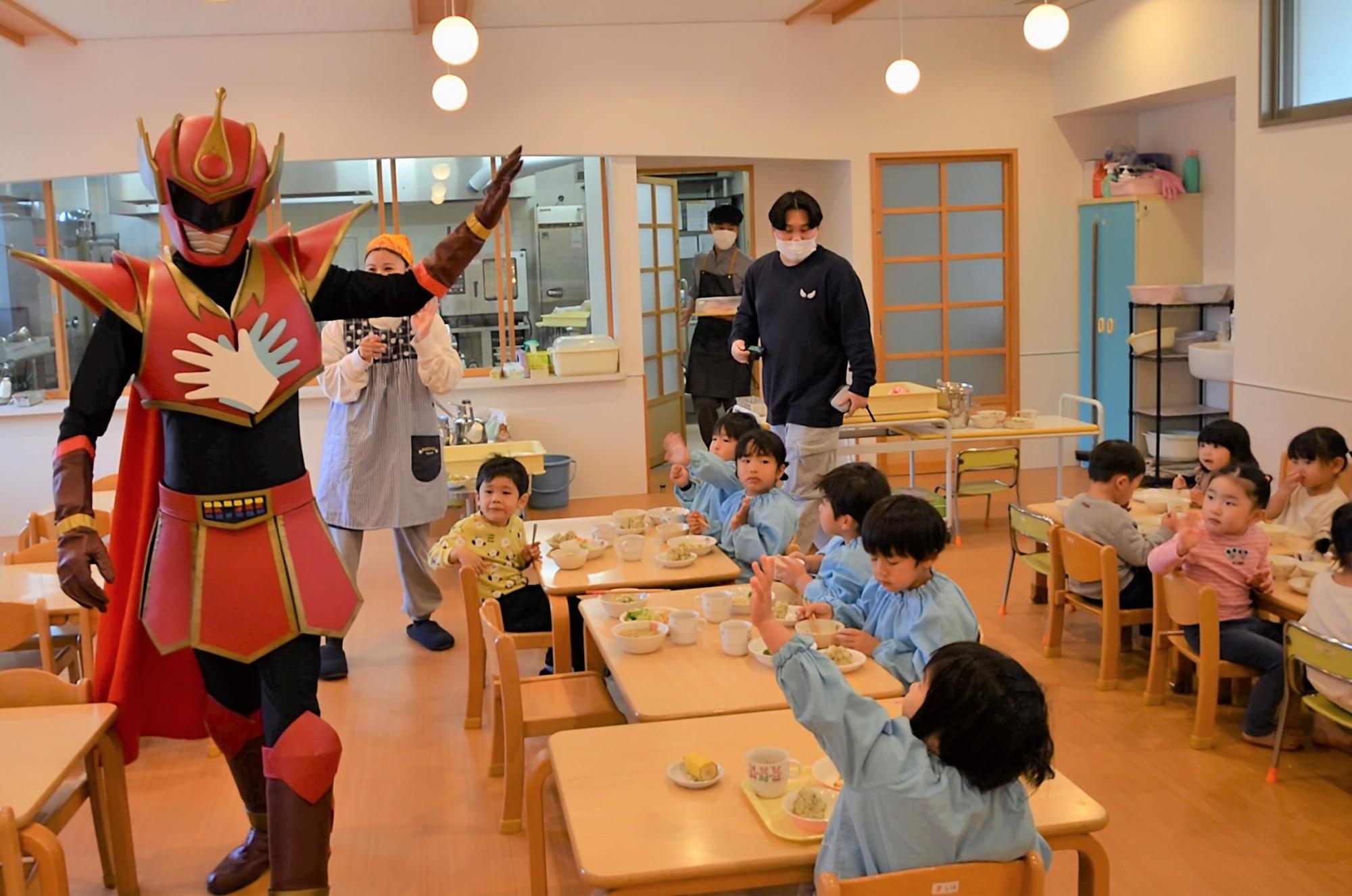 てぶくろマンに手を振るこどもたち