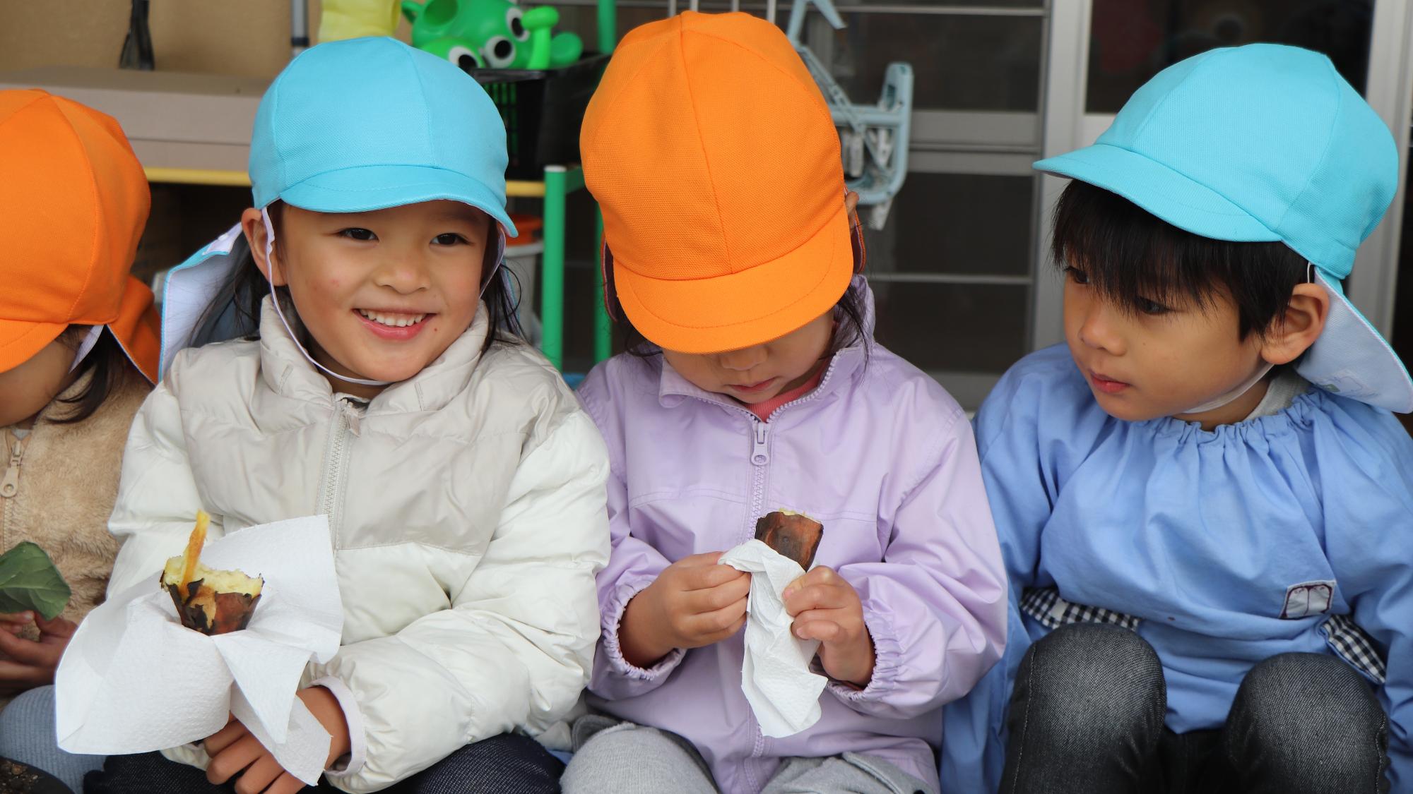 引田こども園で園児と地元老人会が焼き芋作り