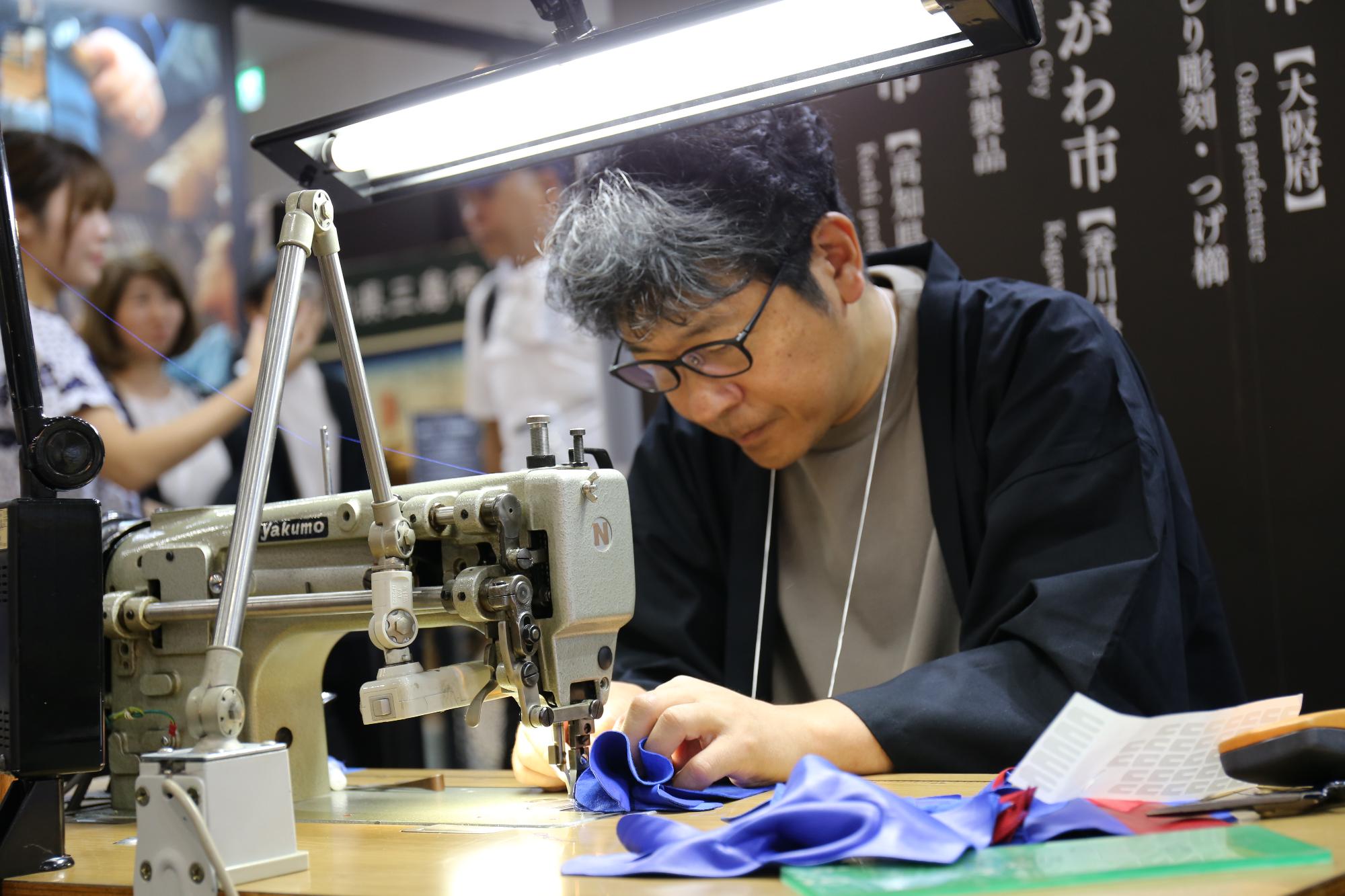 手袋縫製の実演