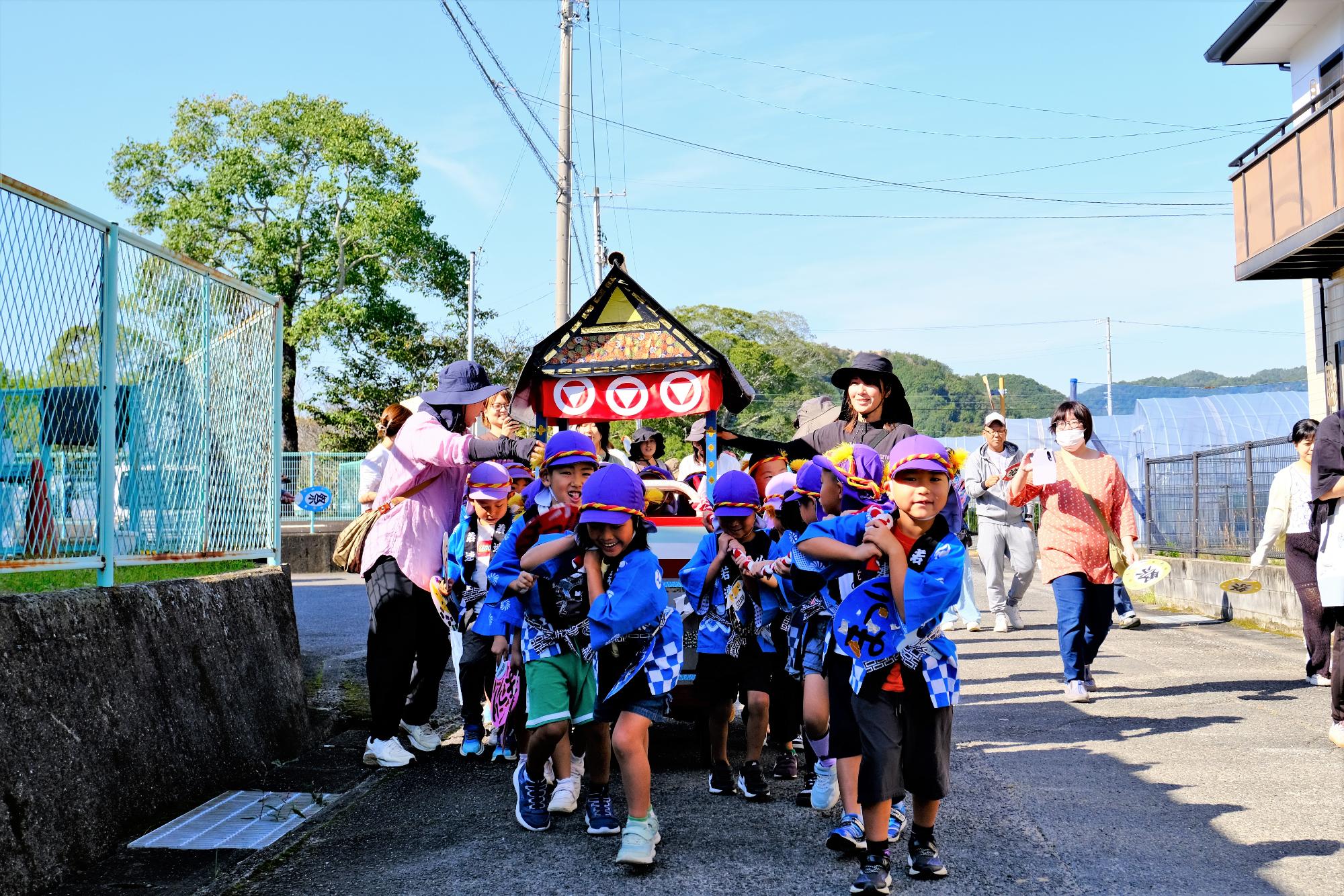お神輿をひく子どもたち
