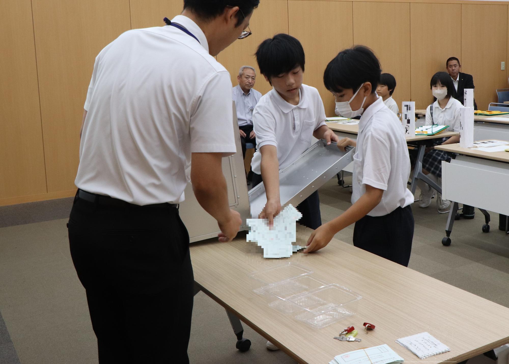 開票作業を体験する児童
