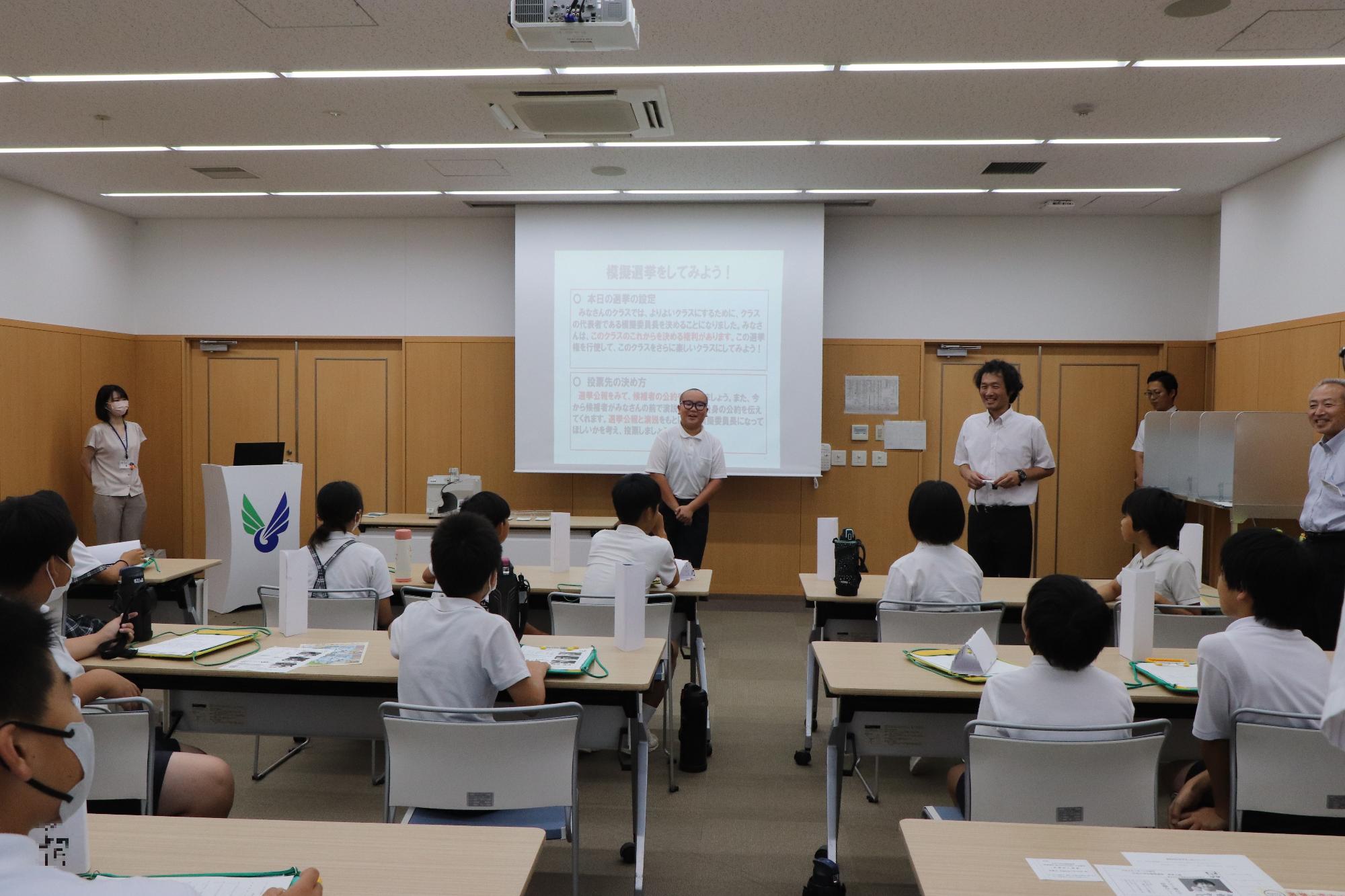 当選し、模擬委員長として決意を語る児童