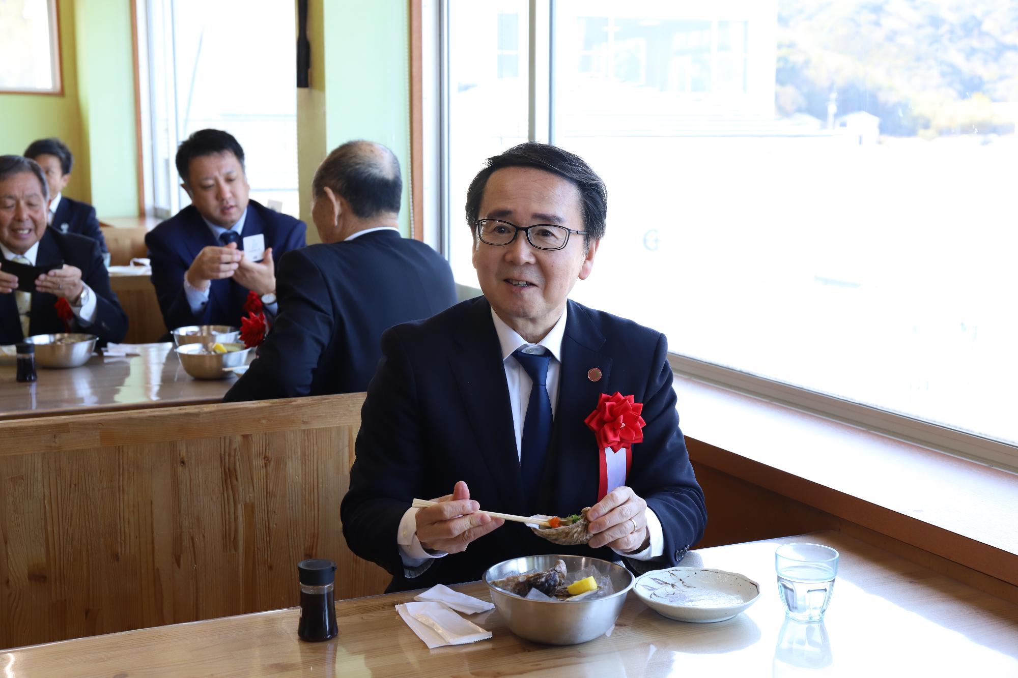 ADOMILKを試食する池田知事