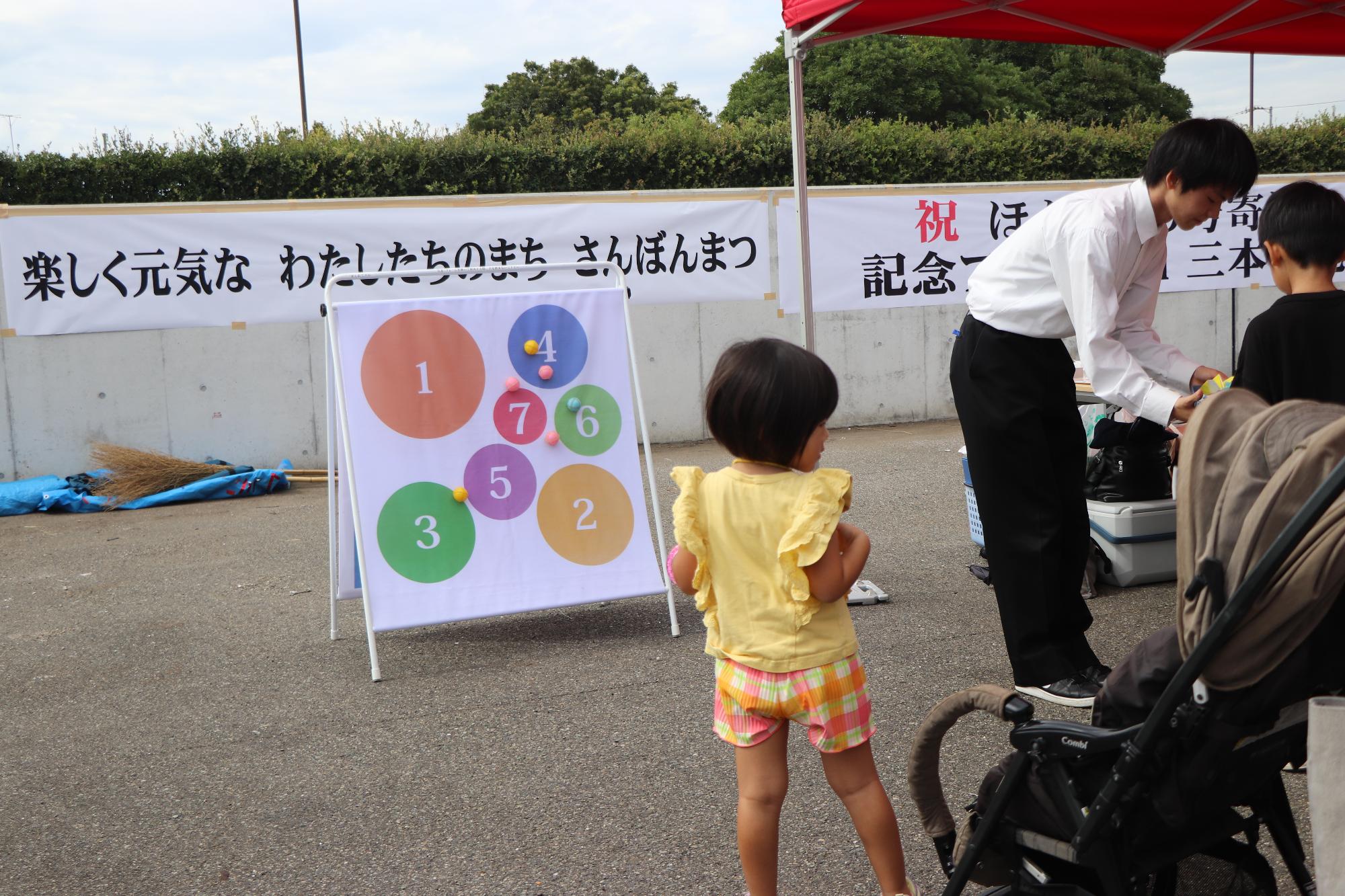 ワークショップで遊ぶ子ども