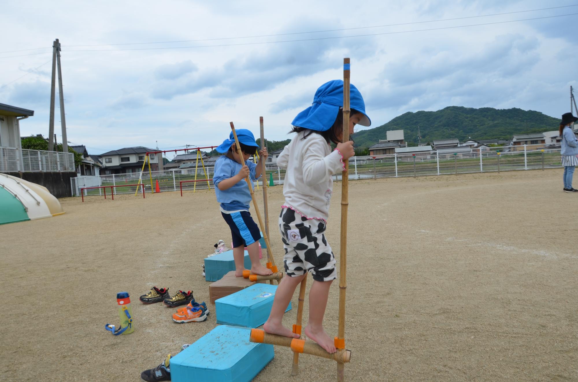 竹馬にチャレンジ