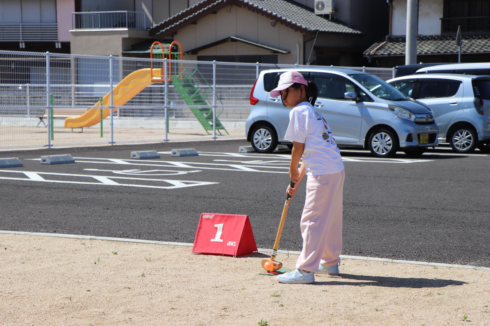 グラウンドゴルフを楽しむ子どもたち