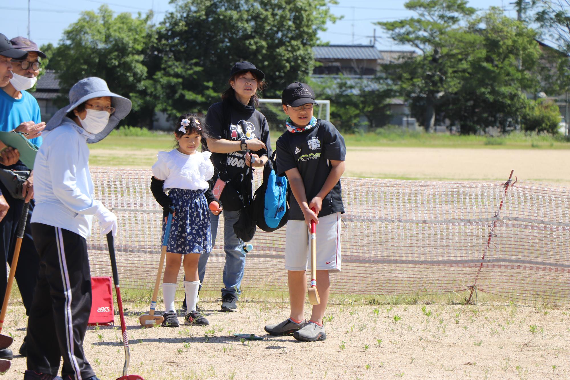 グラウンドゴルフを楽しむ子どもたち