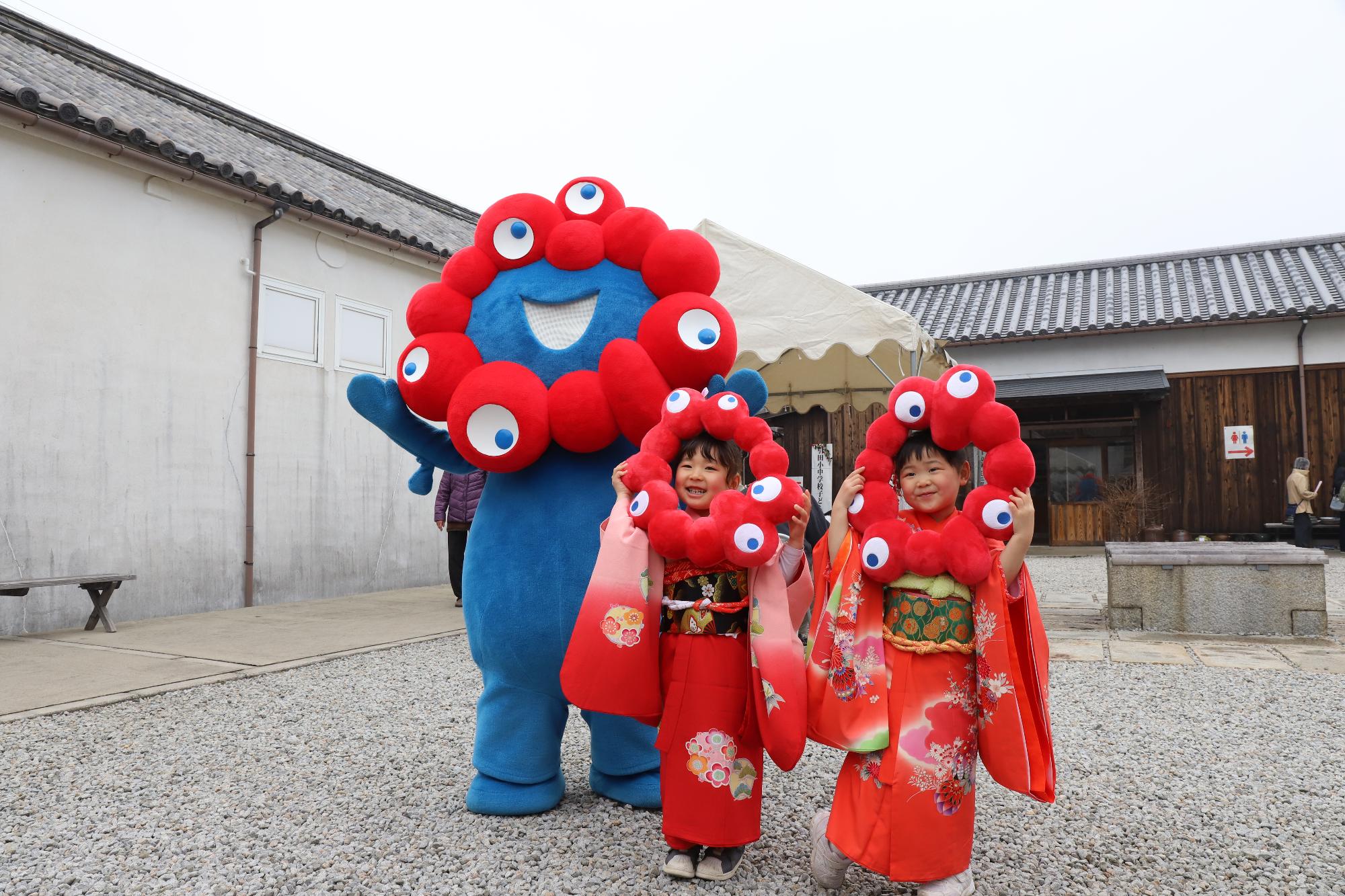 ミャクミャクと子どもたち