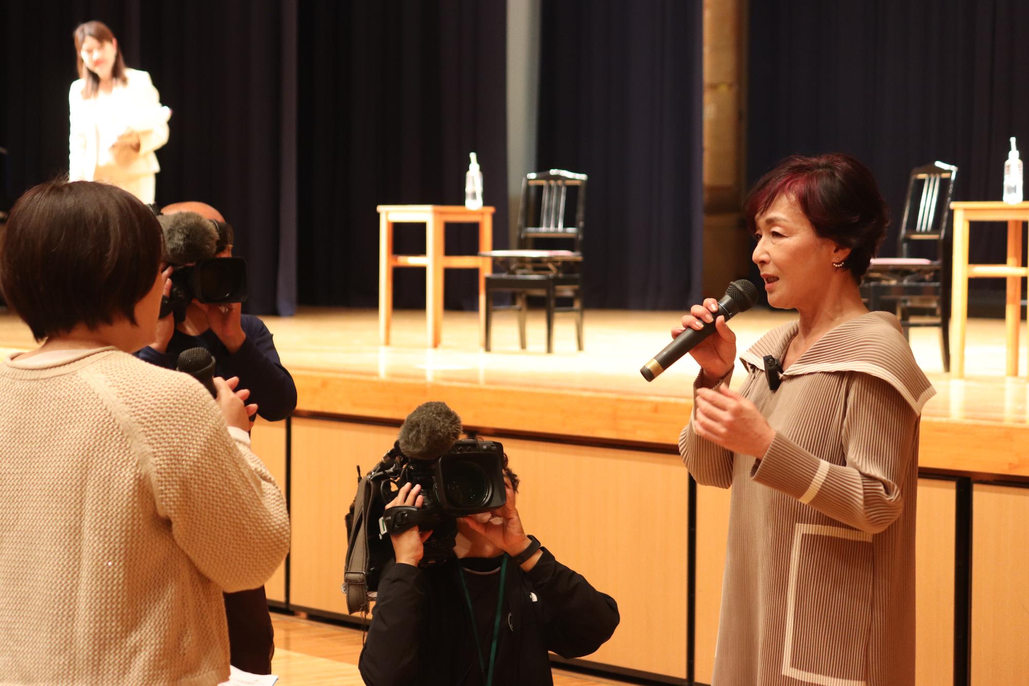 キムラ緑子さんが東かがわ市を訪問